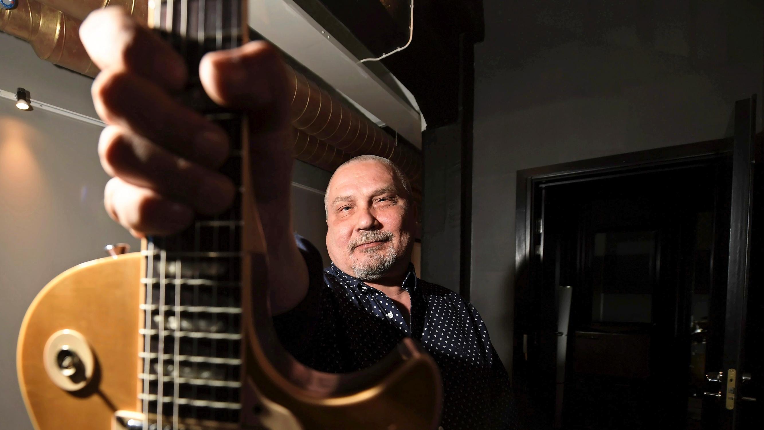 Risto Asikainen täyttää 65 ja haukkuu tv:n laulukilpailut lyttyyn: ”Formaateissa käännellään tuoleja, ja artistin naama ratkaisee enemmän”