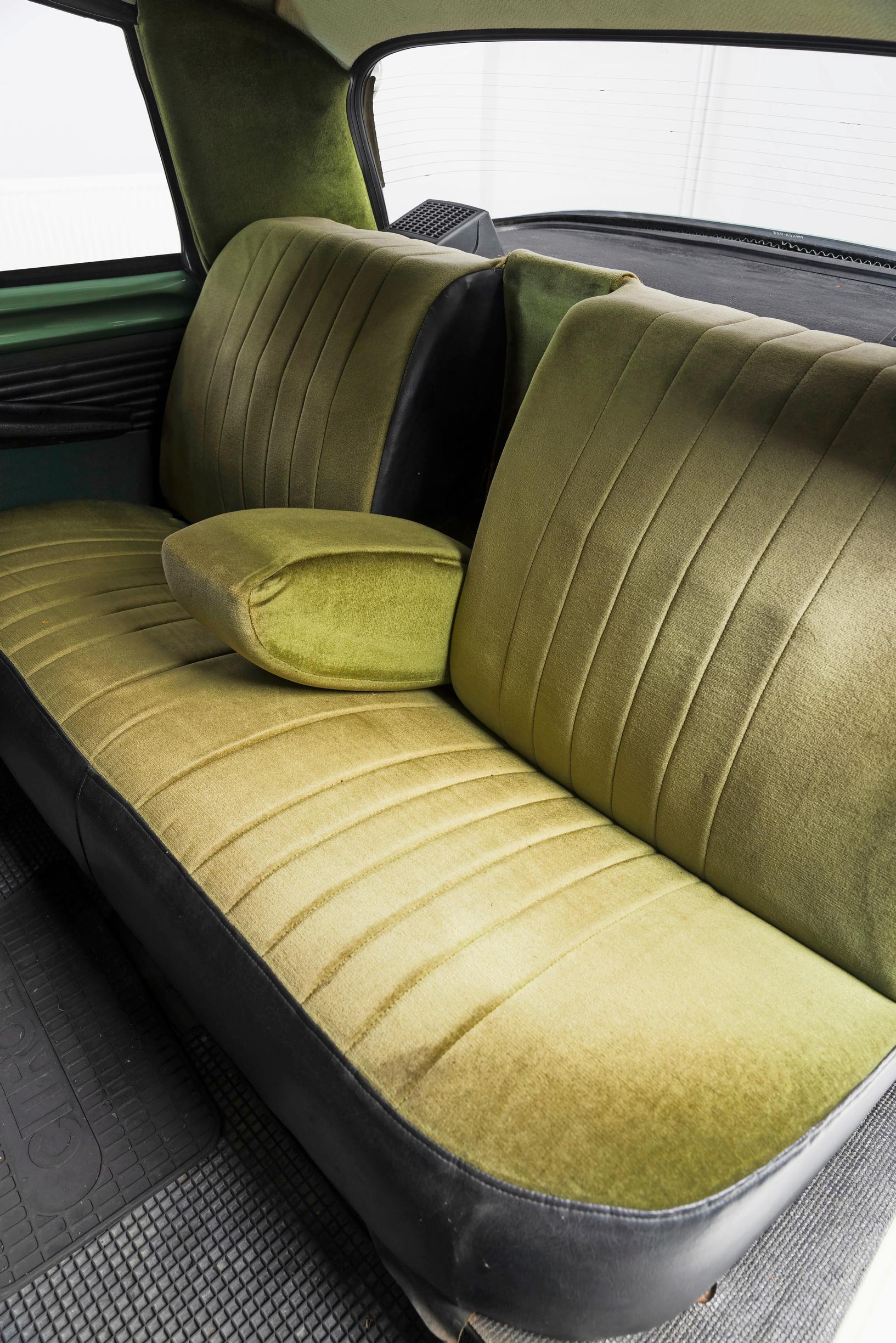 Citroën DS:n sohvamainen takaistuin kutsuu viettelevänä.