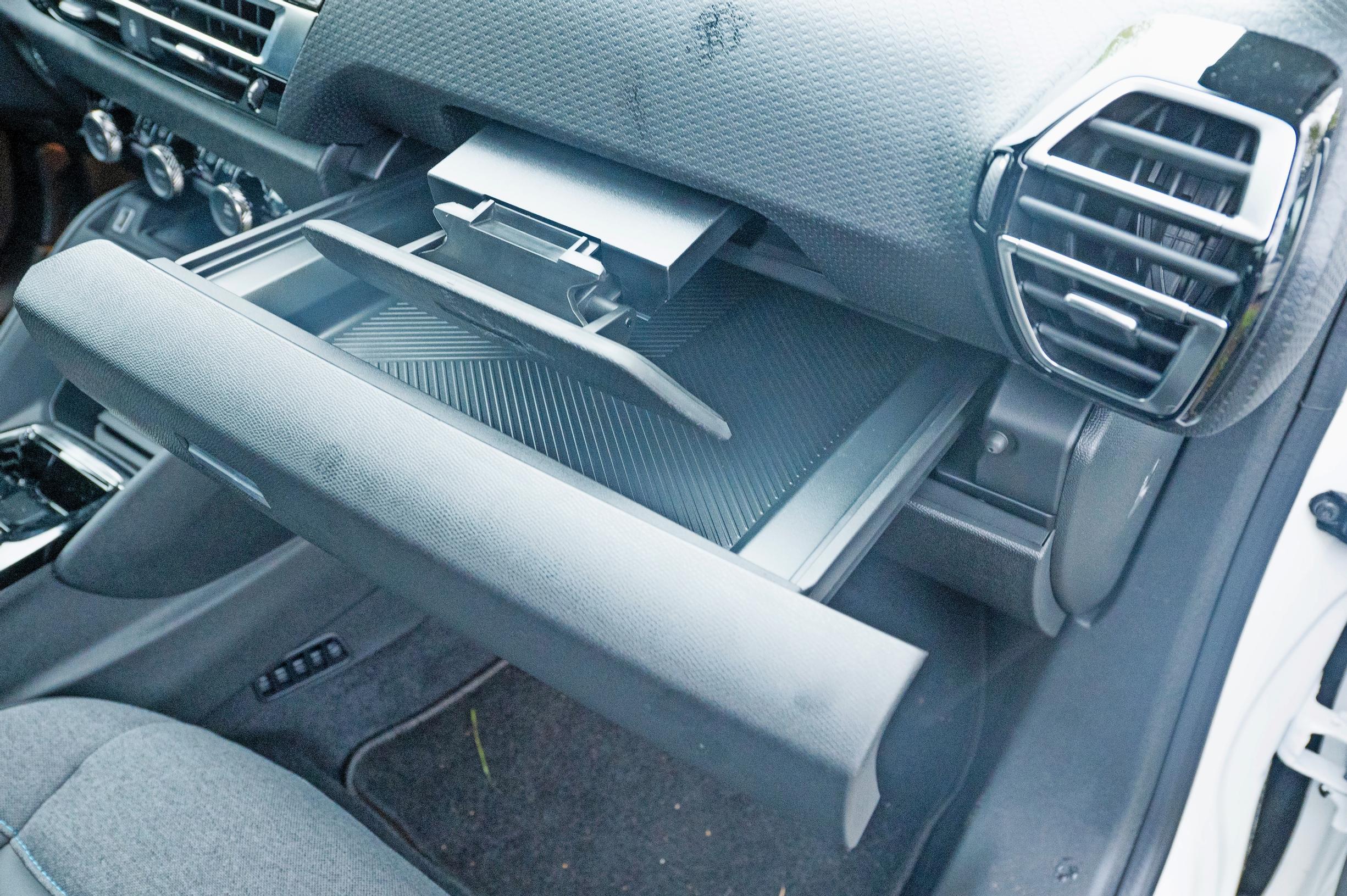 Citroën ë-C4:n matkustajan puolella on vetolaatikko ja teline padille.