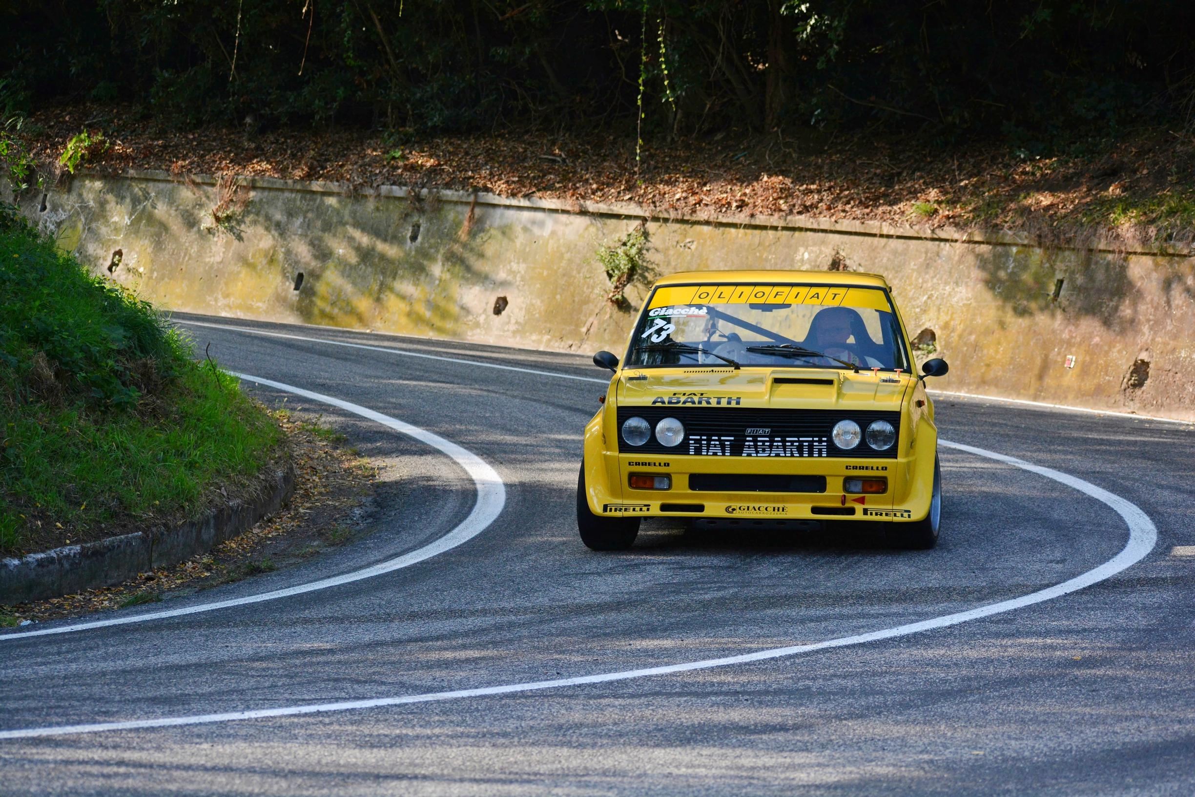 Annetaanpa vähän satsia! Kaarretta nuolee Fiat 131 Abarth.