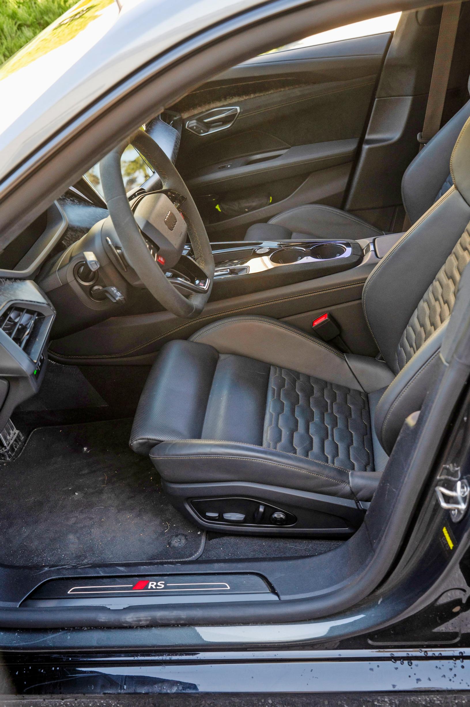 Audi RS e-tron GT:n etupenkit on muotoiltu erittäin sporttisiksi kuten pitääkin. Istuma-asento on matala.