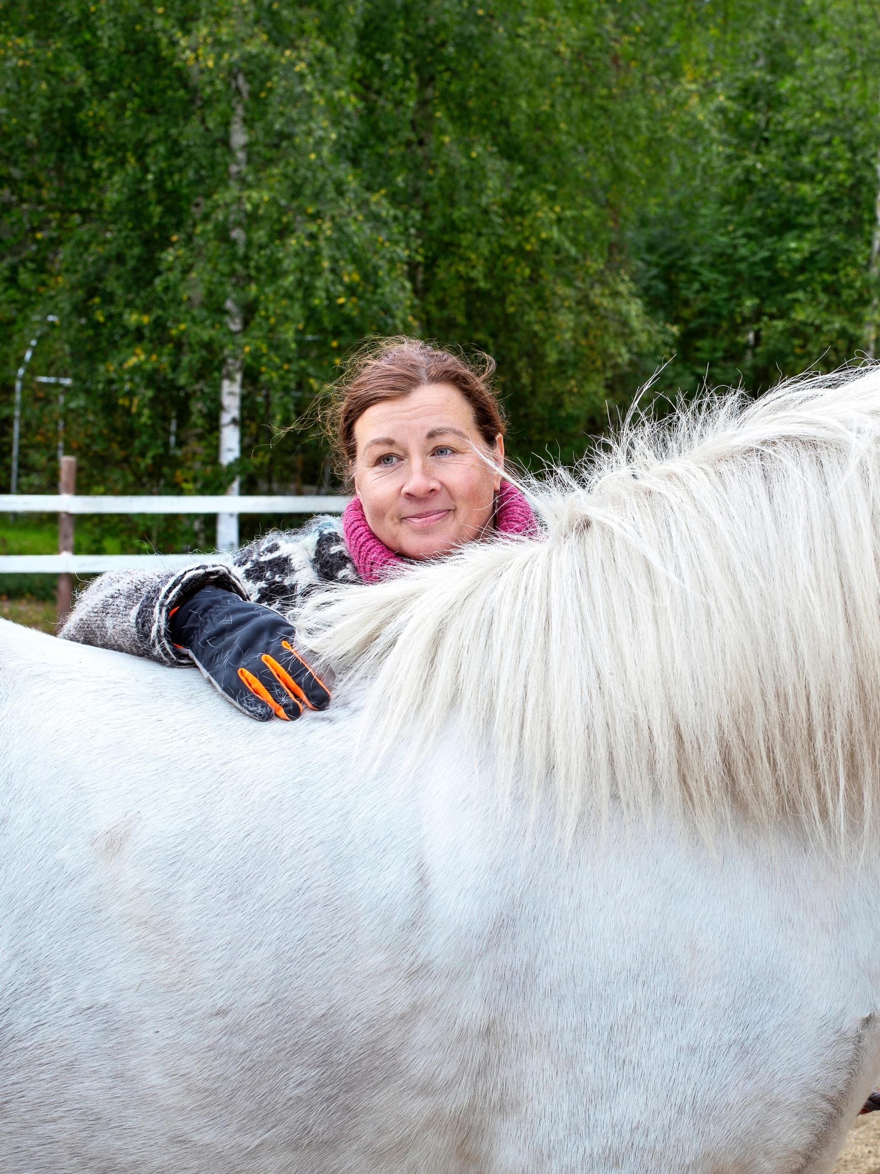 Helena menetti kaksi tytärtään ja maailmasta hävisivät värit – lopulta hevoset sulattivat surun möykyn