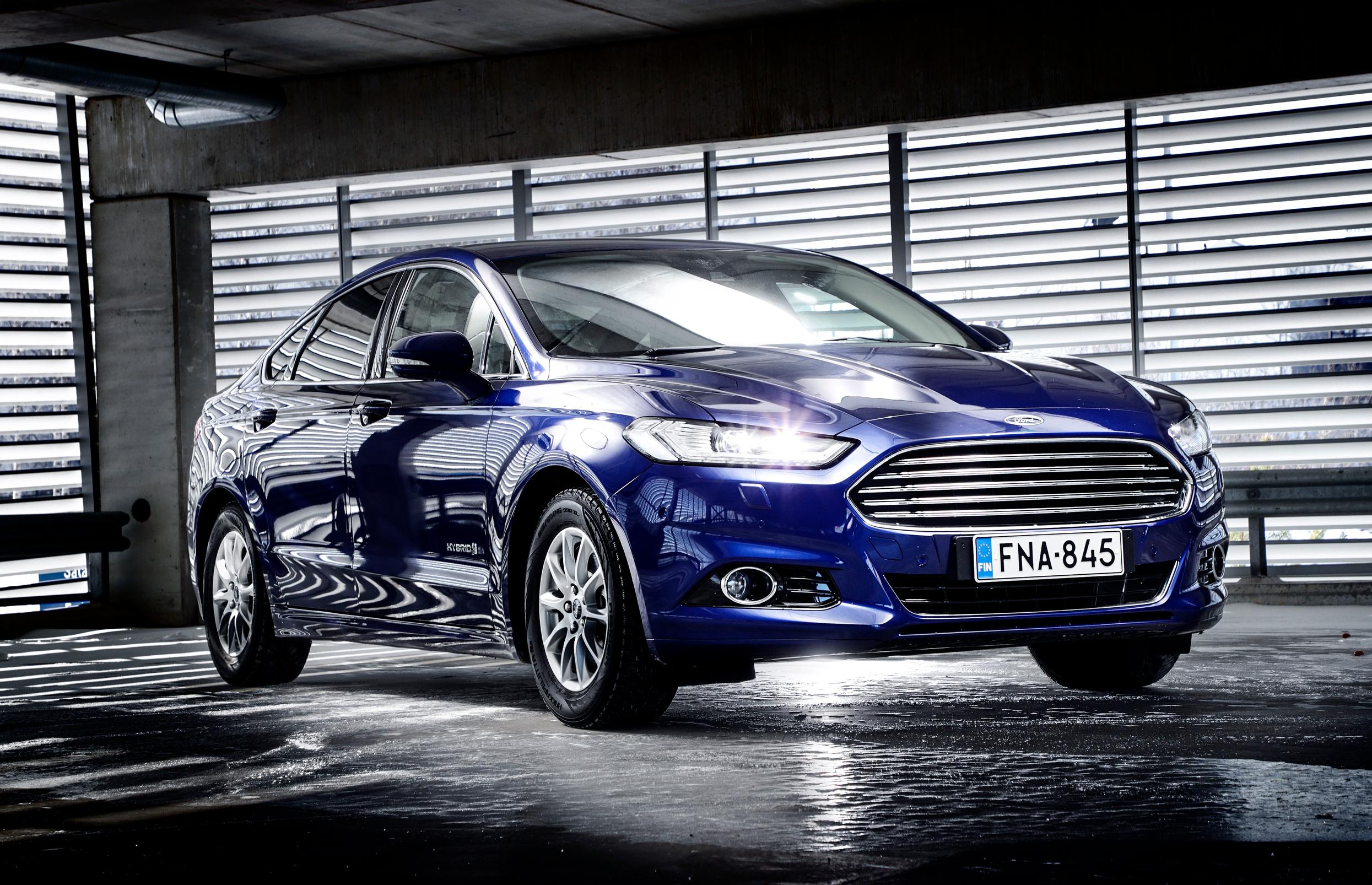 Tuulilasin koeajossa Ford Mondeo Hybrid