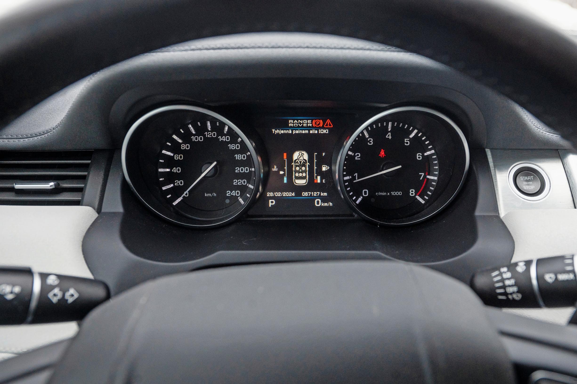 Range Rover Evoquen mittaristo on konstailemattoman asiallinen.