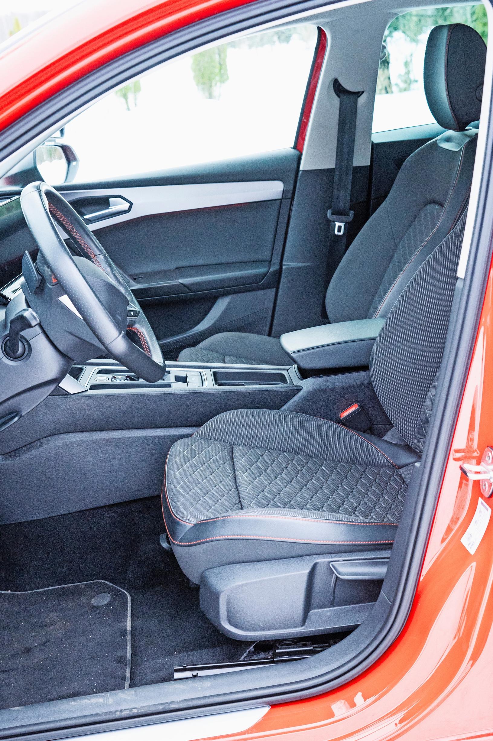 Seat Leonin etupenkillä istutaan ryhdikkäästi. Istuimet ovat mukavat ja jämäkät.