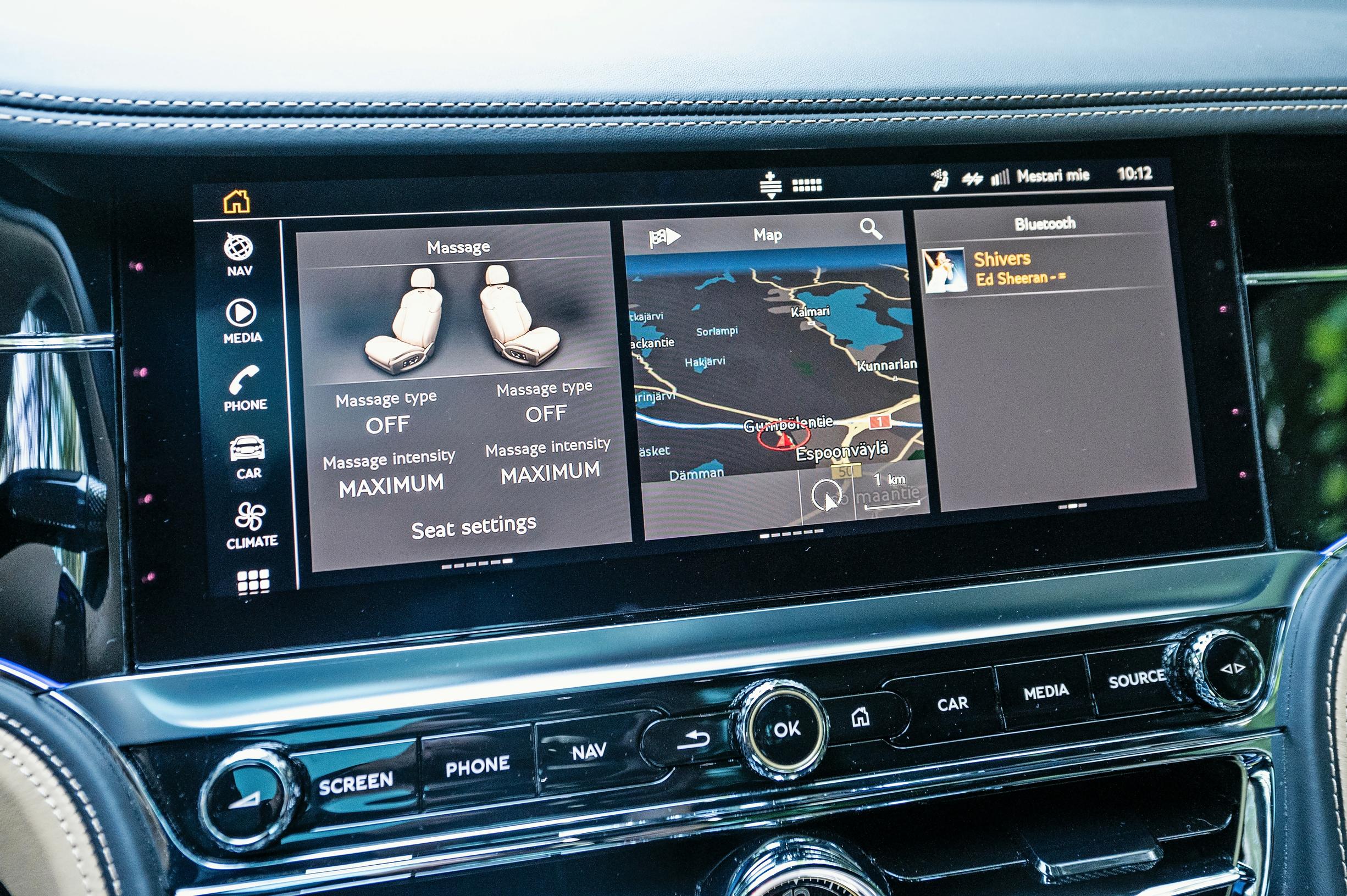 Bentley Flying Spur Hybridin leveä 12,3-tuumainen kosketusnäyttö on integroitu tyylikkäästi kojelautaan.
