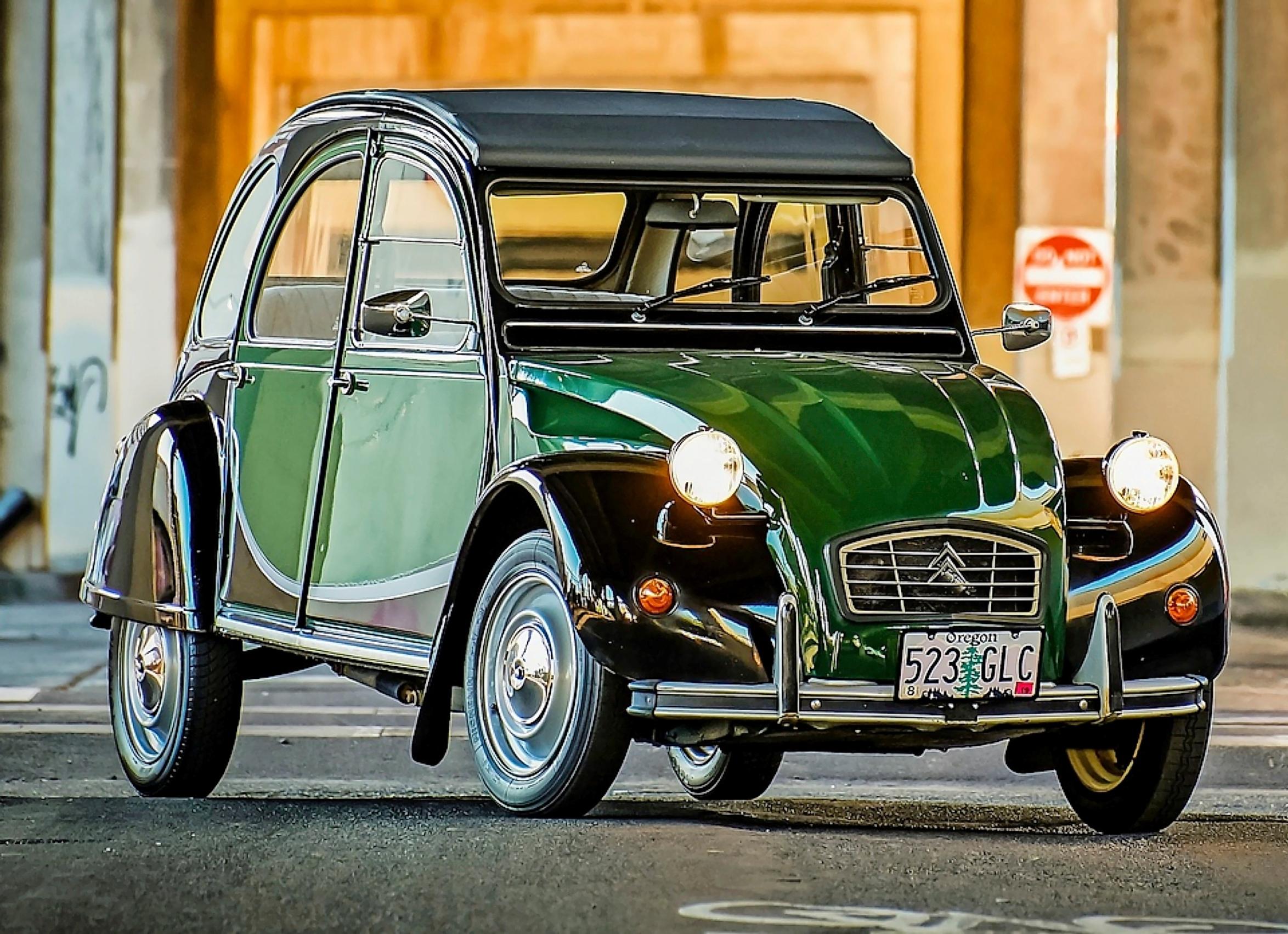 Citroën 2CV | Mikäpä olisi sen ranskalaisempaa kuin Rättäri, eli Apinakiikuksikin mainittu klassikko.