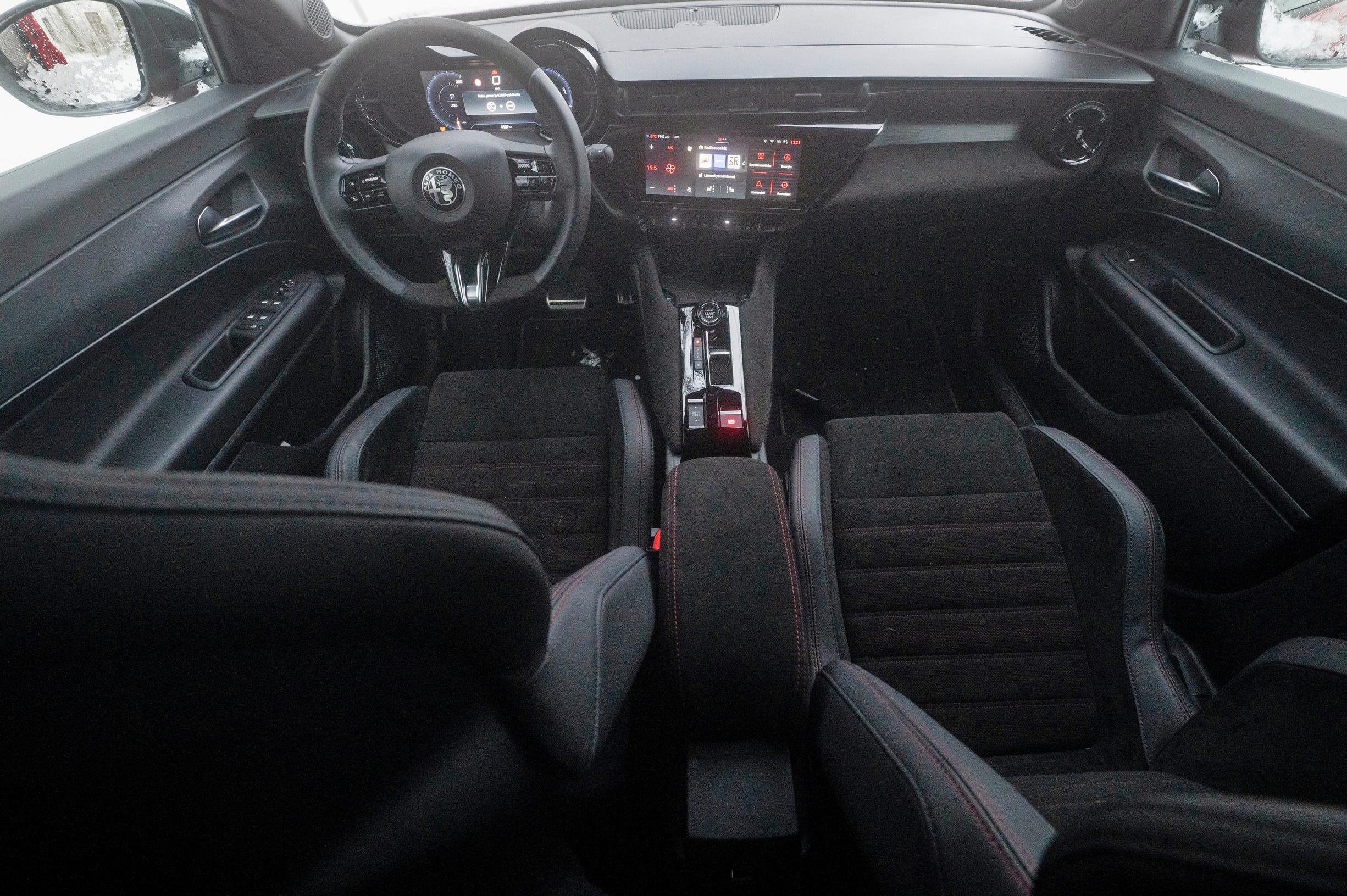 Alfa Romeo Juniorin mustanpuhuva ohjaamonäkymä miellyttää silmää.