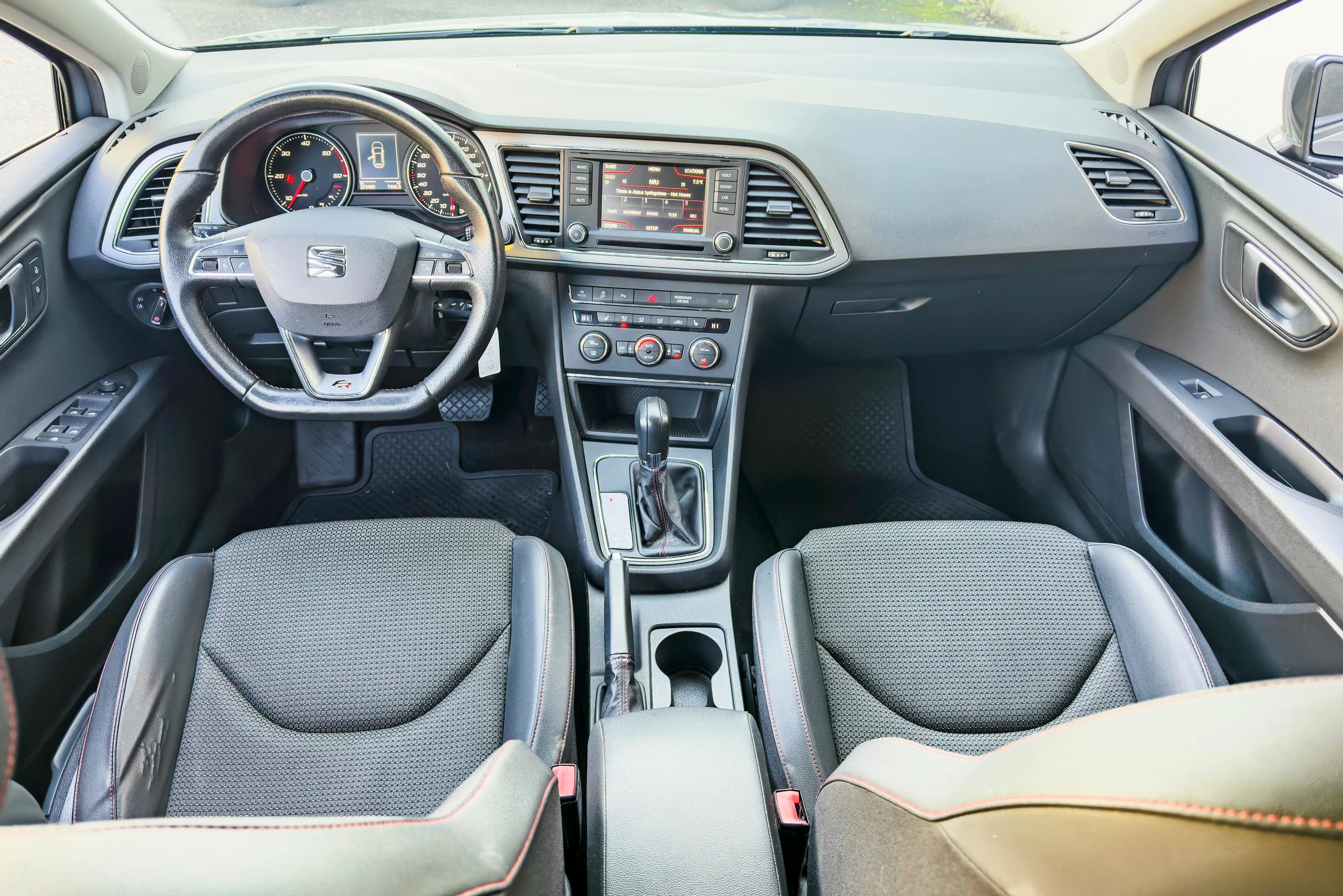 Seat Leon ST:n kojelaudassa on hauskoja, kaarevia muotoja.