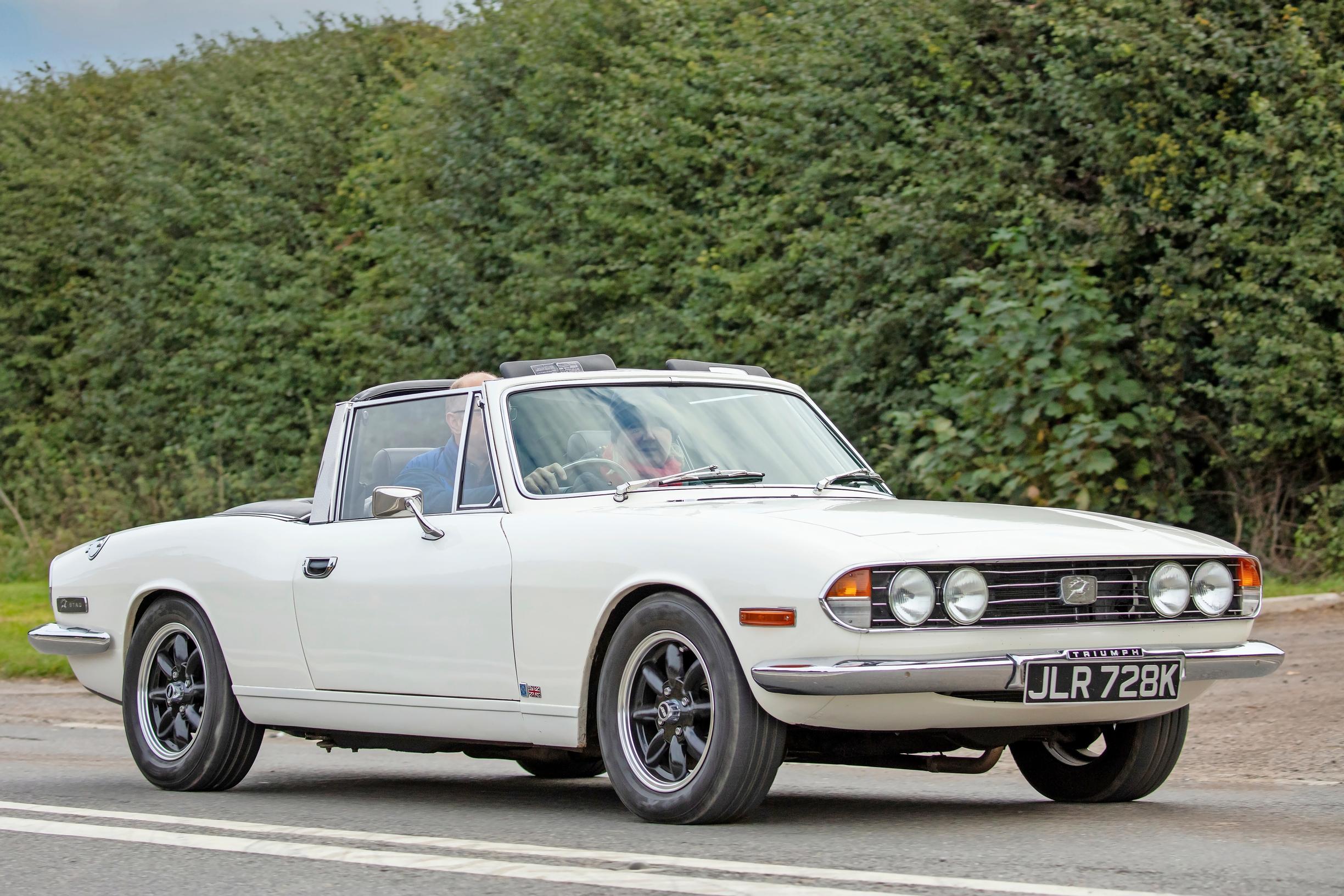 Triumph Stag. Tämä Trumppa on melkoinen outolintu. Keulalla murisee kuitenkin ihan aito veekasi.