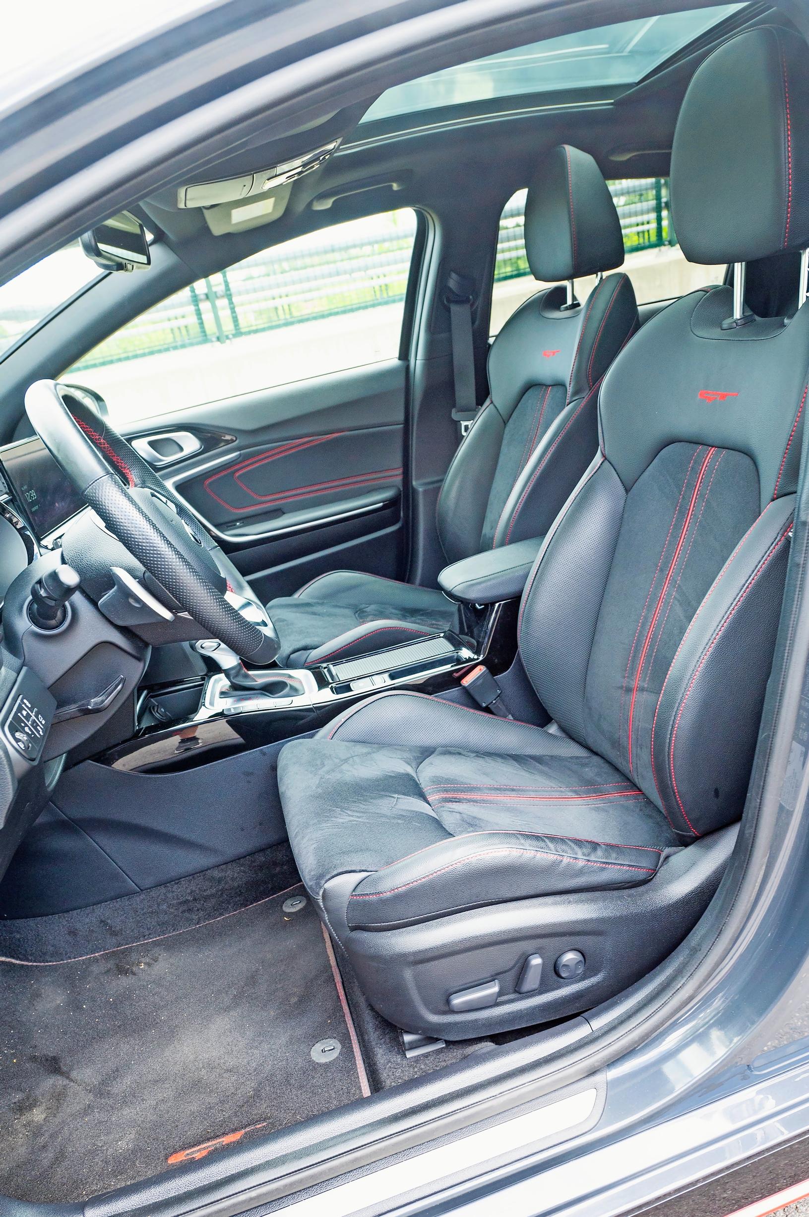 Kia ProCeed etuistuimissa on muhkeat toppaukset. Lasinen kattoluukku päästää kivasti valoa sisään.