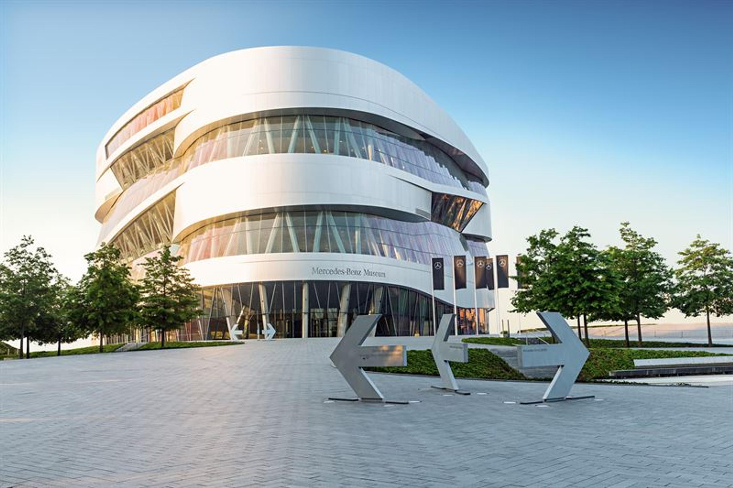 Mercedes-Benz Museum tarjoaa digitaalisia kierroksia - katso kuvat helmistä