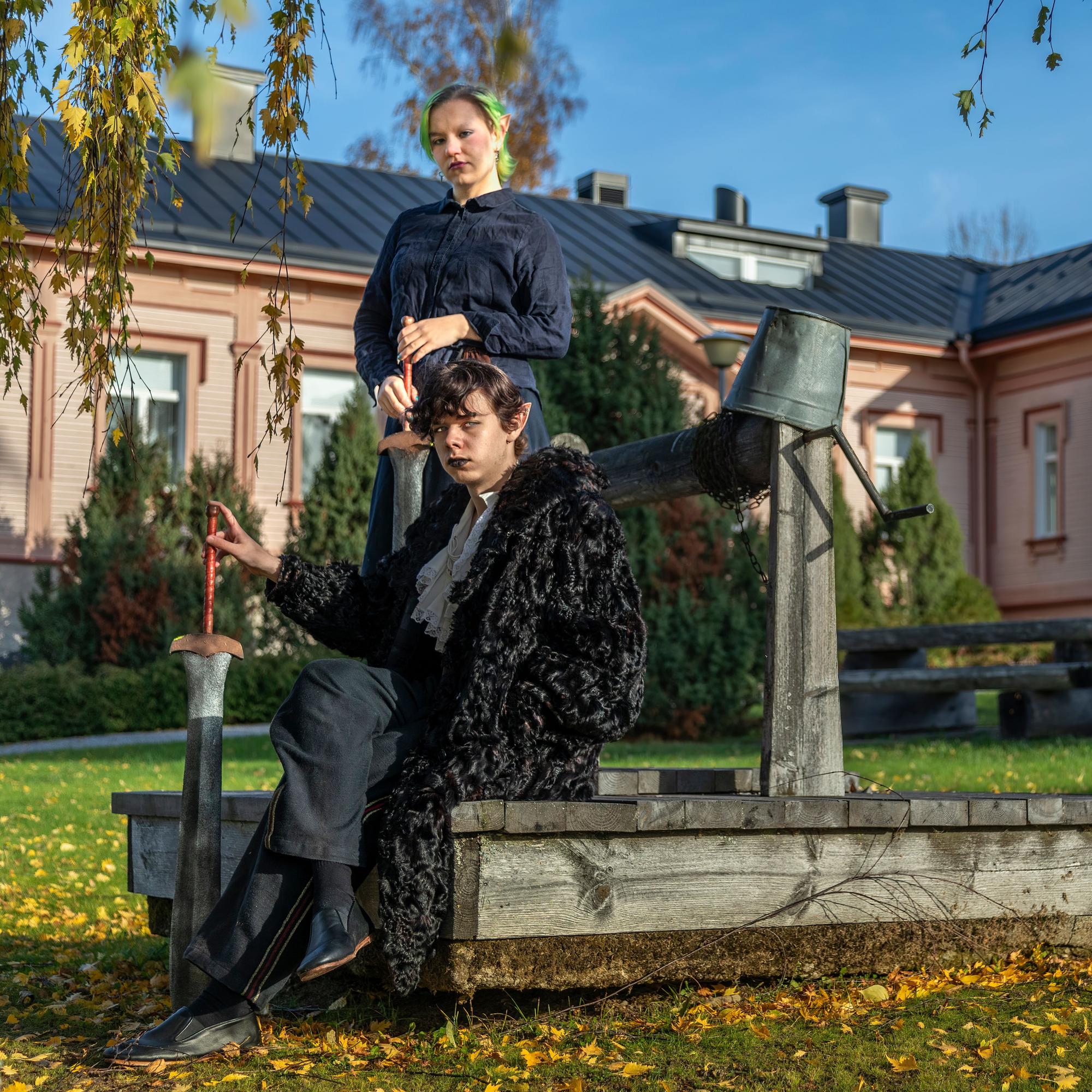 Klaus ja Hai opiskelevat larppaamalla – Savonlinnassa oppivelvollisuutta voi nyt suorittaa eläytymällä fantasiahahmoihin