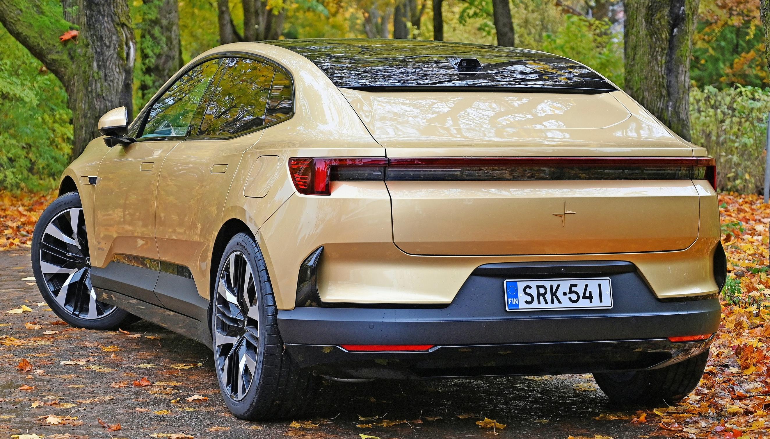 Polestar 4:n ajettavuus: Jos haluaa olla aktiivinen kuljettaja ja ohjata autoa itse, venkoilee Pilot Assist herkeämättä vastaan ja saattaa välillä nykäistä ohjauspyörästä yllättävän napakastikin – kuin muistuttaen, että on ajamisesta eri mieltä.