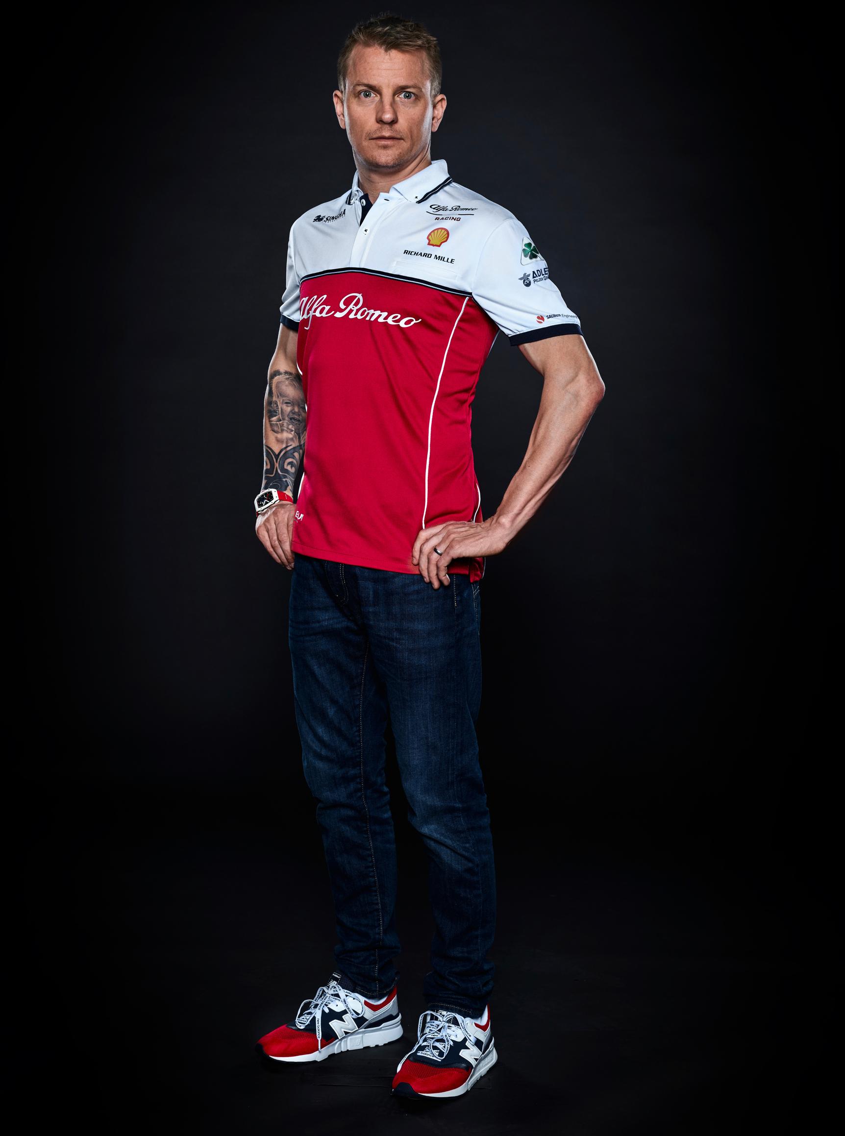 Kimi Räikkönen seisoo.