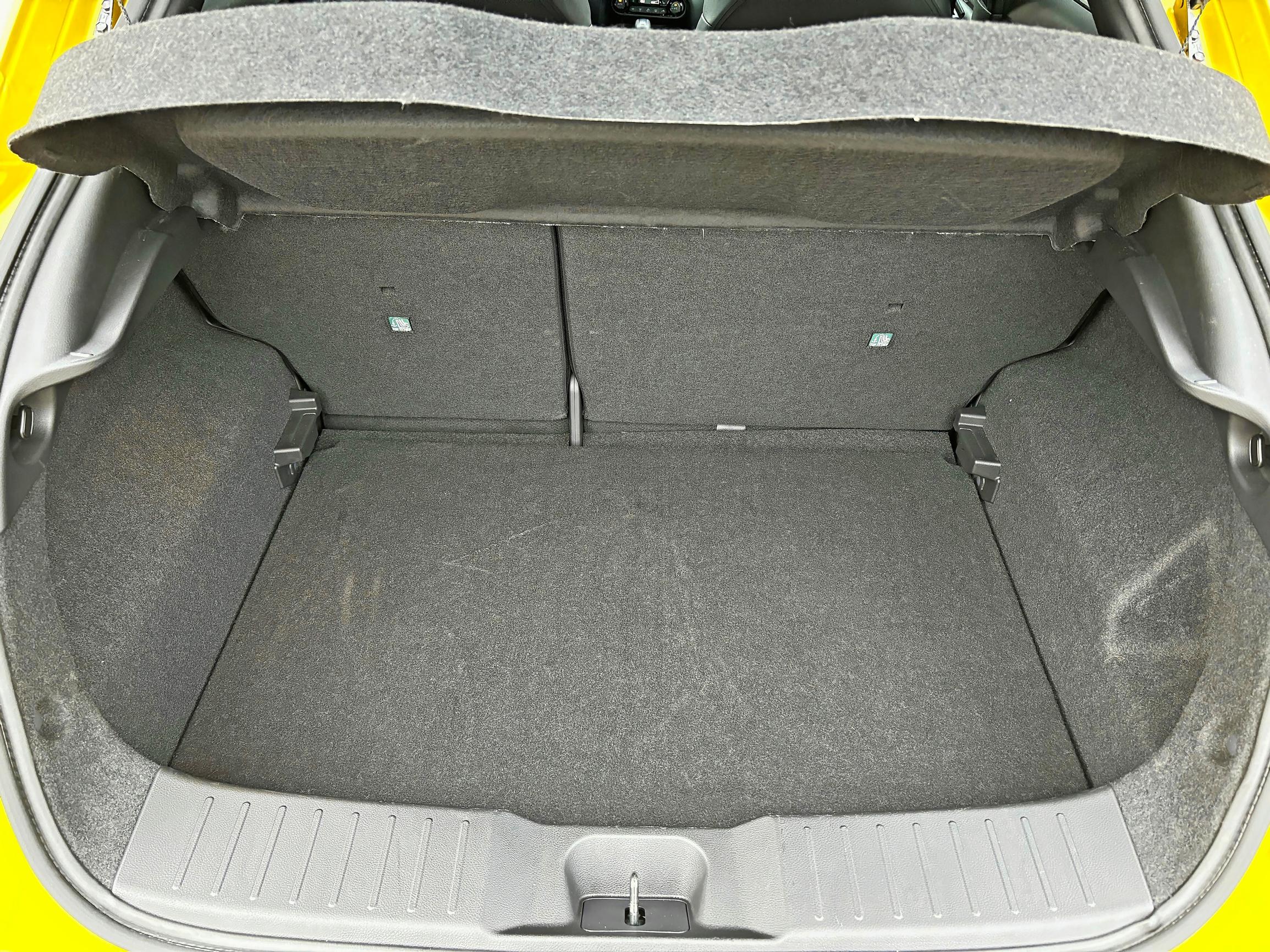 Nissan Juke Hybridin tavaratila (354 ltr.) on tässä kokoluokassa riittävä.