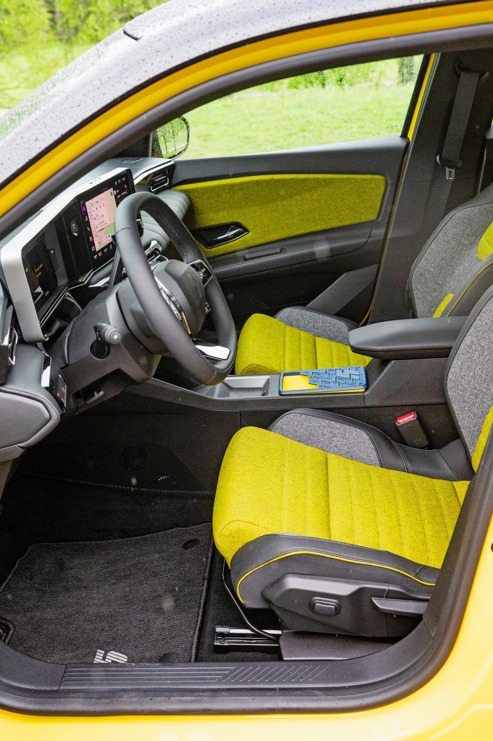 Renault 5:n edessä on hyvin tilaa pitkällekin kuljettajalle.