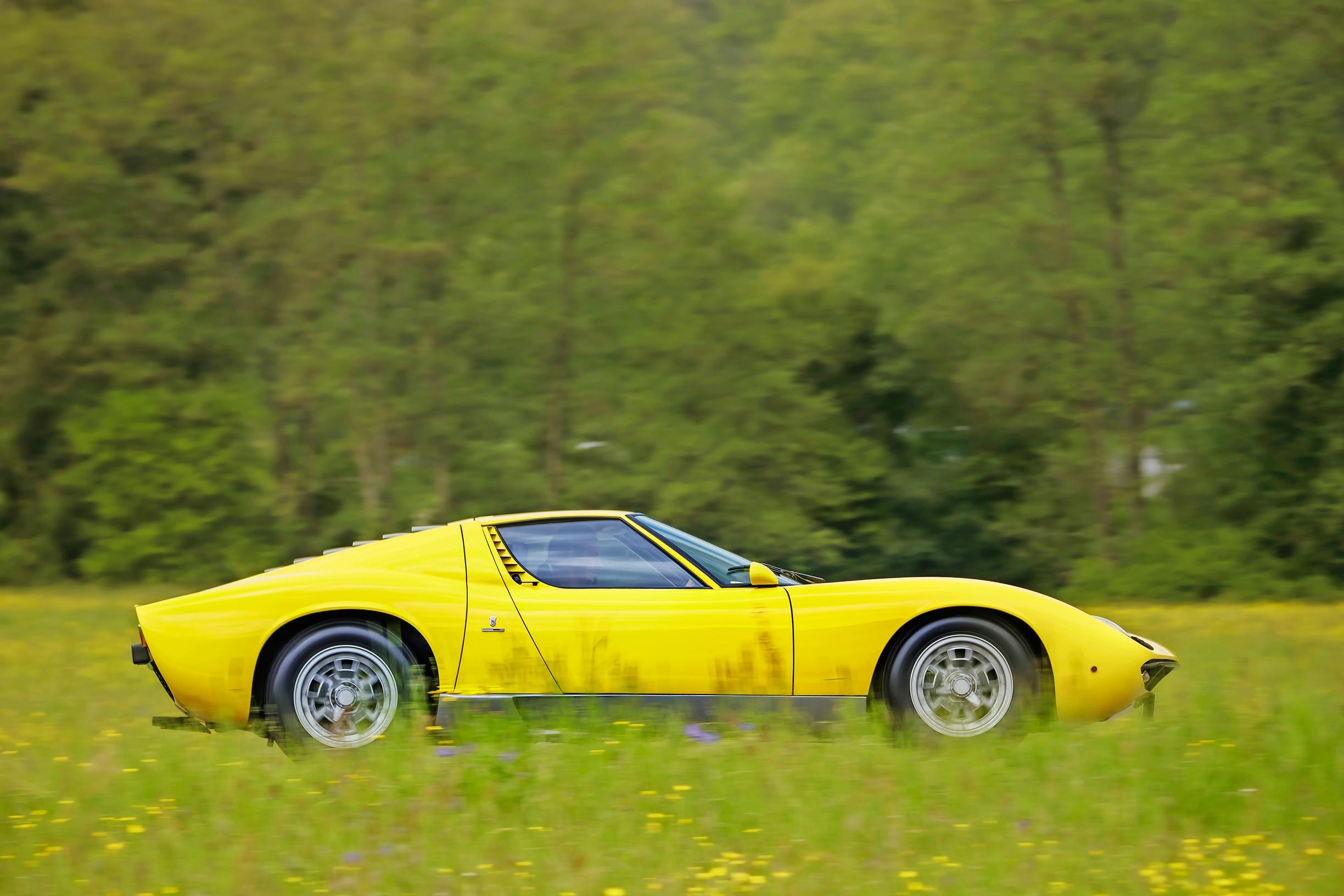 Lamborghini Miura on kertakaikkiaan hävytön laite. Korkeutta noin metri ja moottori ohjaamon takana poikittain. Tietysti tyyppiä V12.