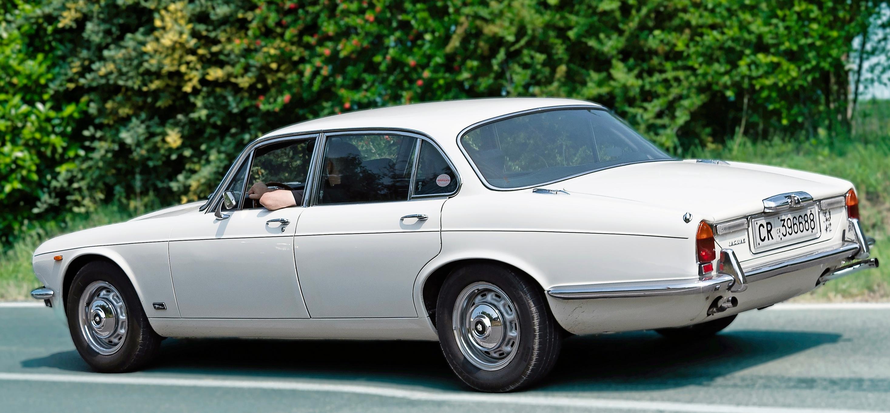 Jaguar XJ – Alkuperäisen 1960-luvun XJ-Jaggen muodoissa on ajatonta suloa.