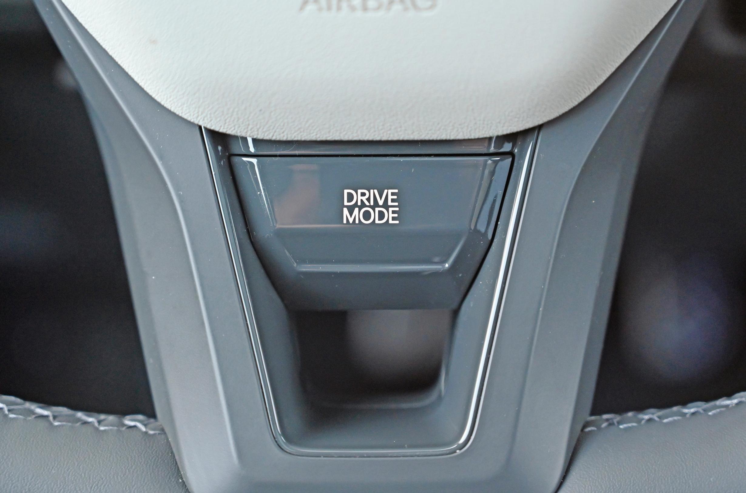 Kia EV3:n ajotilavalitsin on sijoitettu hauskasti ohjauspyörään. Ajotiloista löytyy oma asetuksensa myös lumella ajolle.