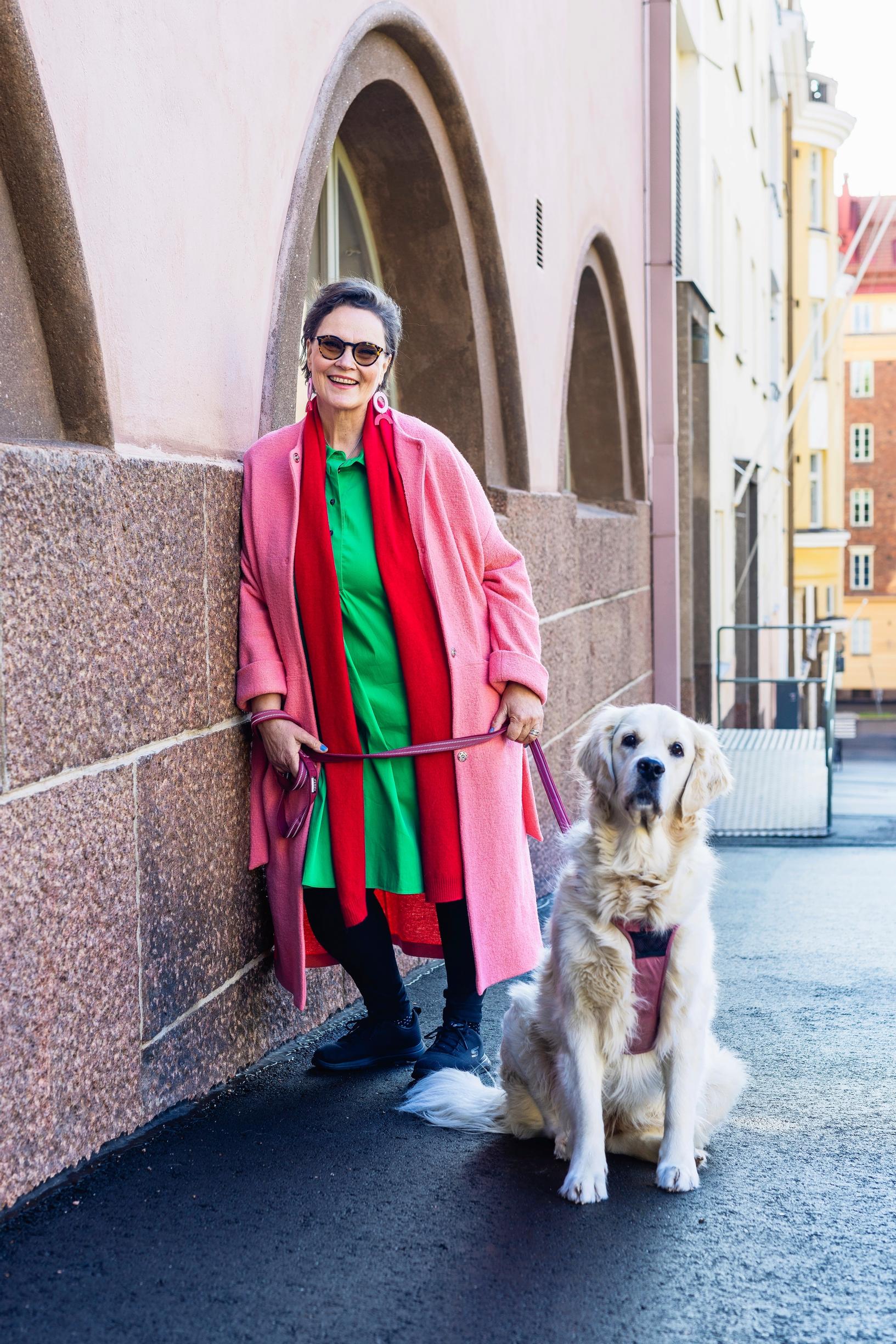 Eppu Nuotio ja kultainennoutaja Ilona, joka on kirjailijan tärkeä perheenjäsen: Koiralla oli jo pentuna niin isot tassut, että se näytti jääkarhulta, Eppu sanoo.