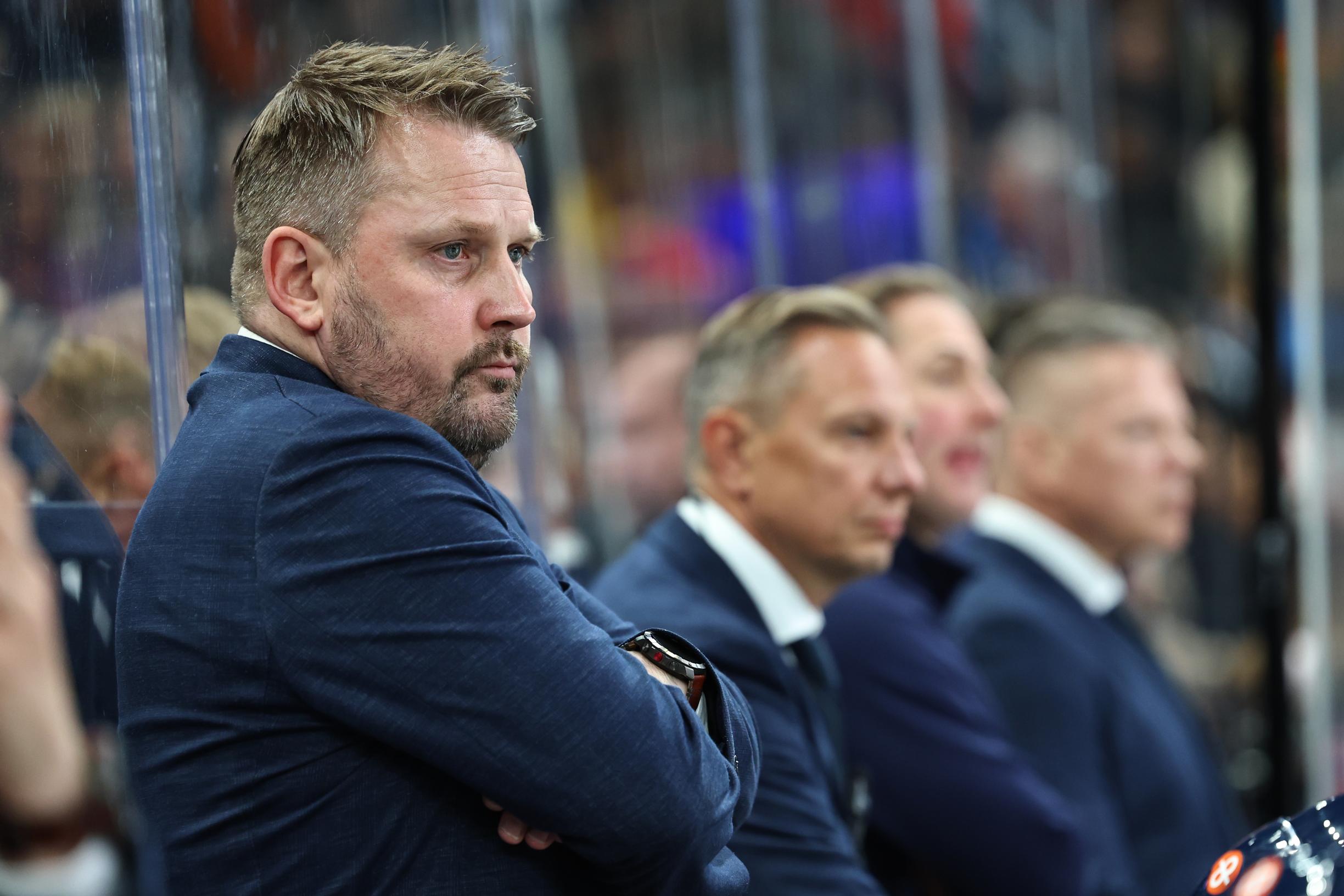 Munasiko Leijonien laaja ylimiehitys penkin takana? – Petteri Sihvonen ällistyi: ”En keksi yhtään järkevää syytä”