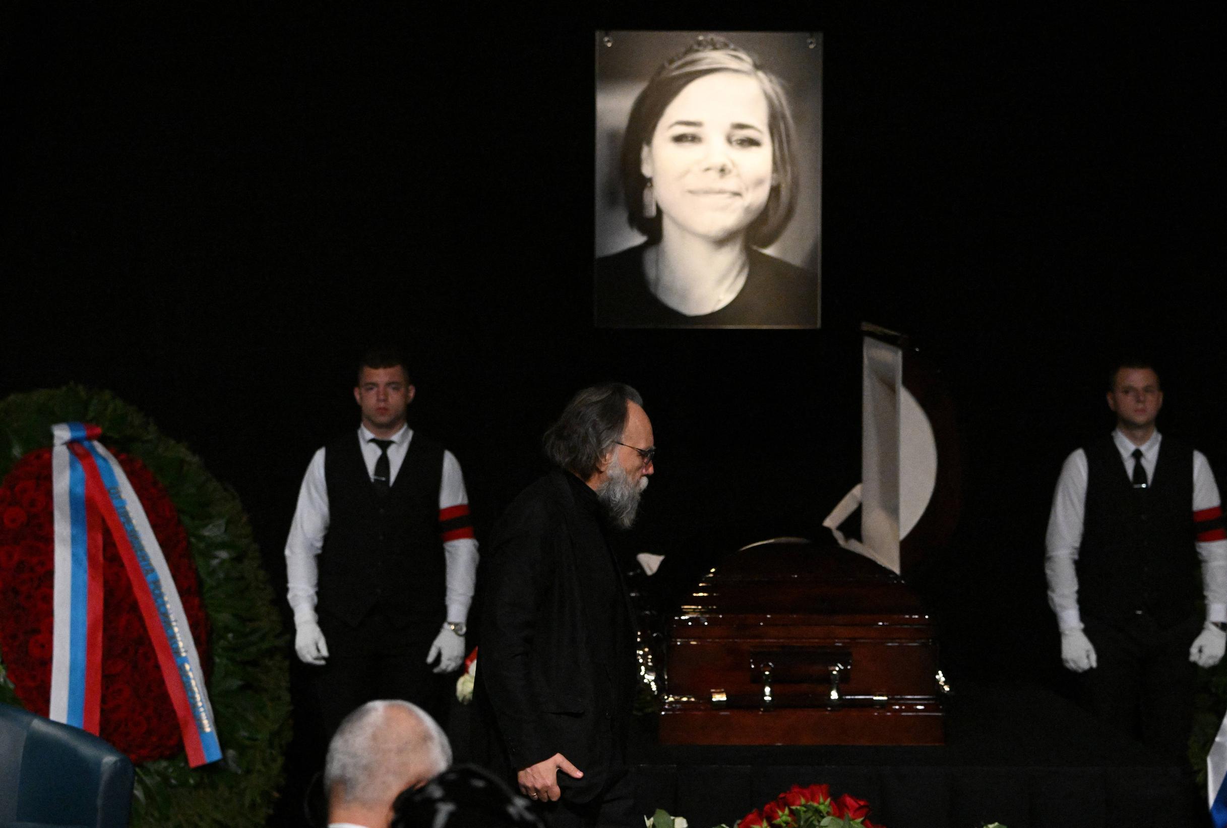 Aleksandr Dugin tyttärensä Darja Duginan hautajaisissa 23.8.2022