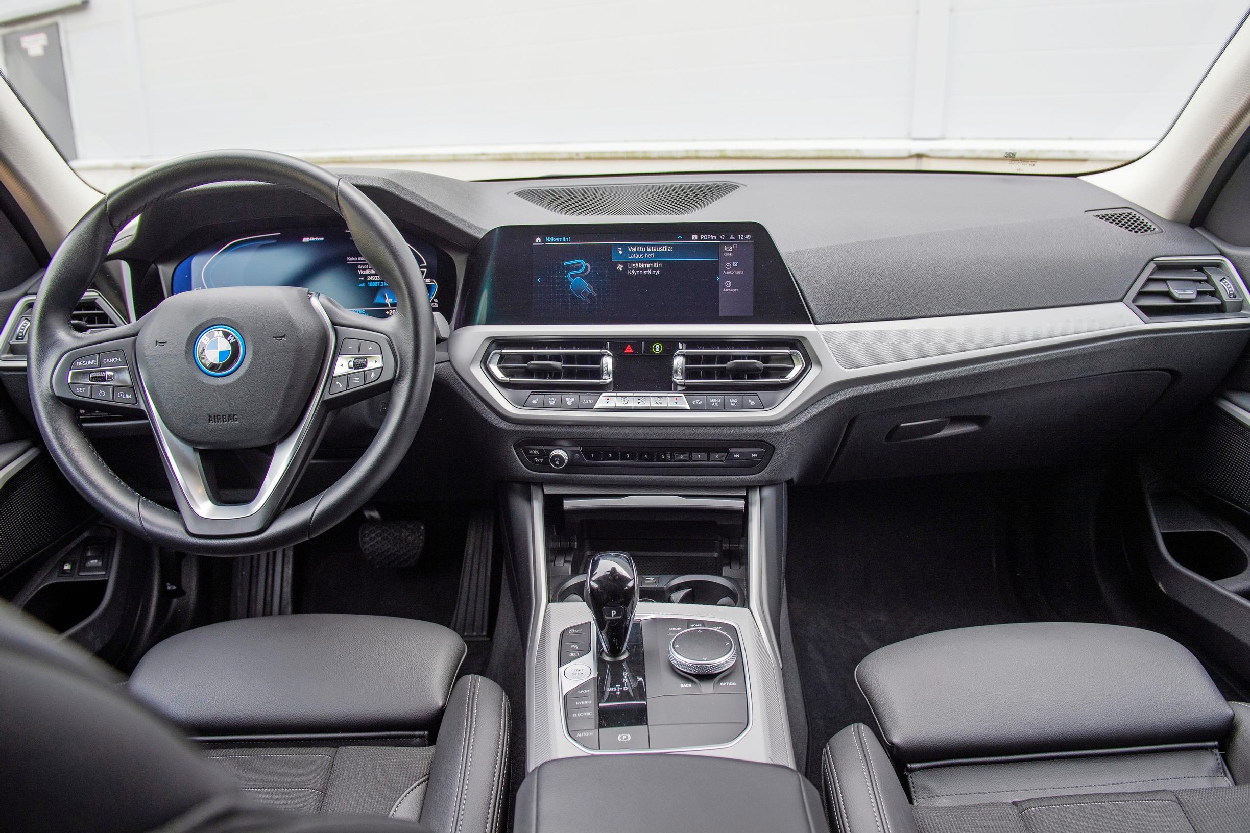BMW 330e Touringin kojelauta edustaa tuttua BMW-tyyliä.