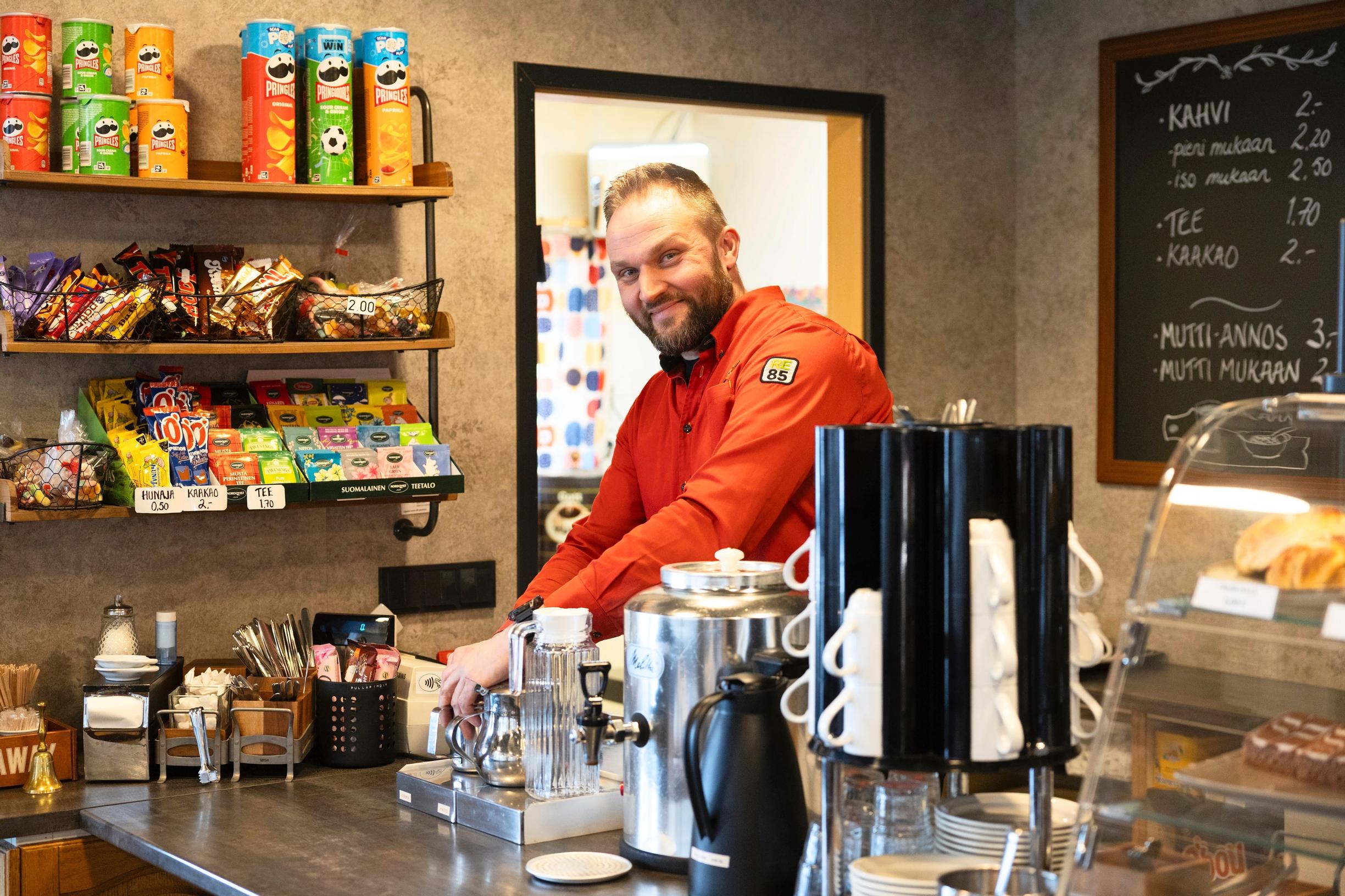 Risto Harju jatkaa perheyrityksenä vuosikymmeniä pyörineen huoltoaseman toimintaa pääkadun varrella.