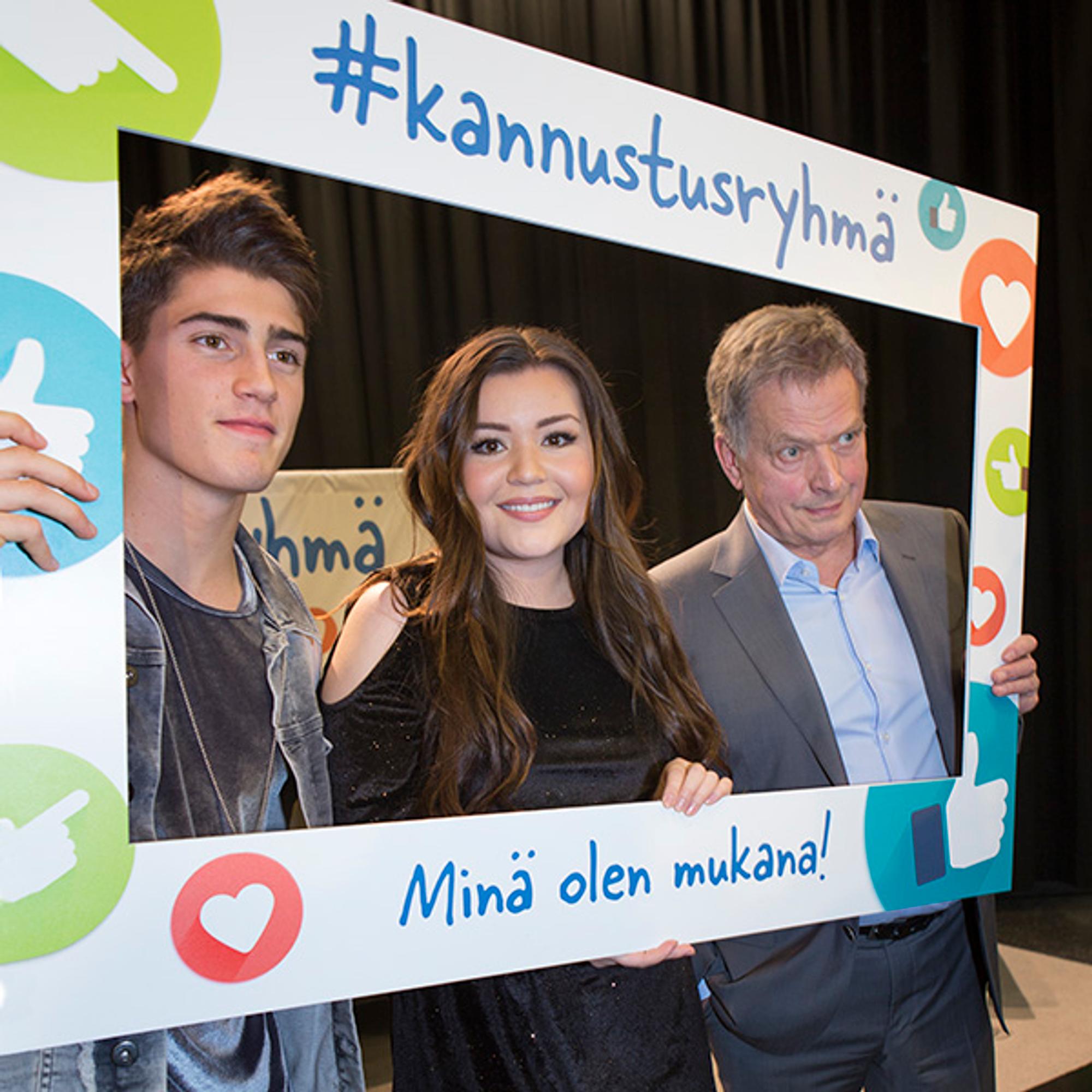 Sauli, Robin ja Diandra nuoria kannustamassa