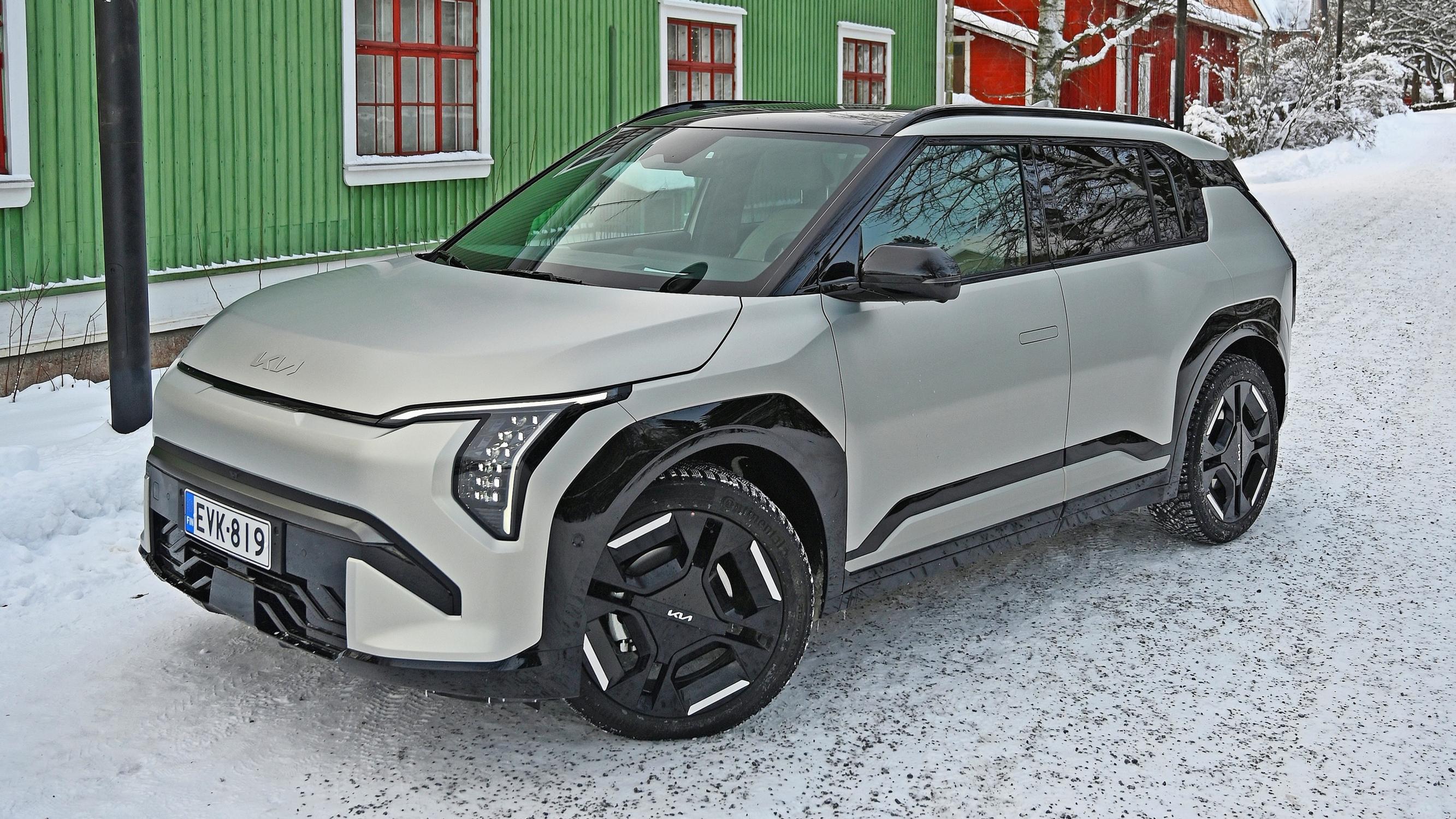 Kia EV3 GT-line – Tämä upouusi Kia valittiin Vuoden autoksi Suomessa, ja vihdoin myös sähköauton hinta alkaa olla kohdillaan 