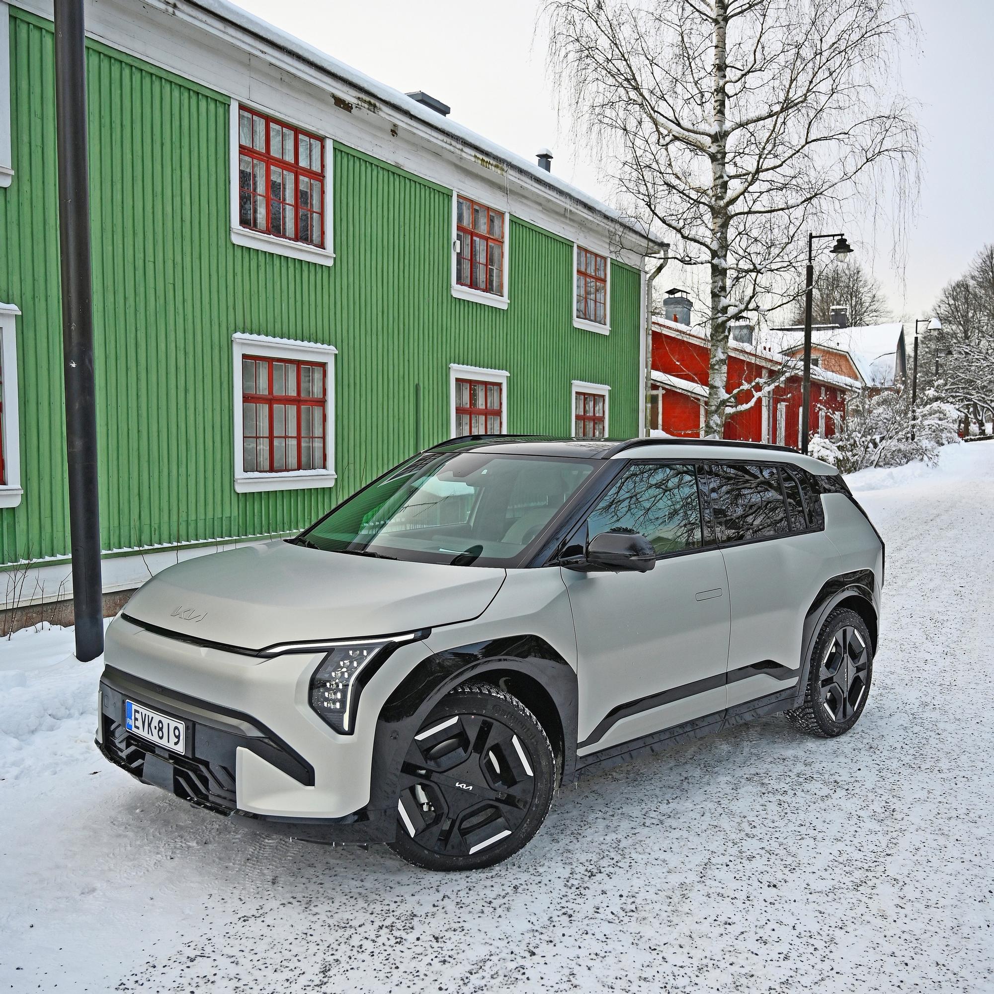 Kia EV3 GT-line – Tämä upouusi Kia valittiin Vuoden autoksi Suomessa, ja vihdoin myös sähköauton hinta alkaa olla kohdillaan 