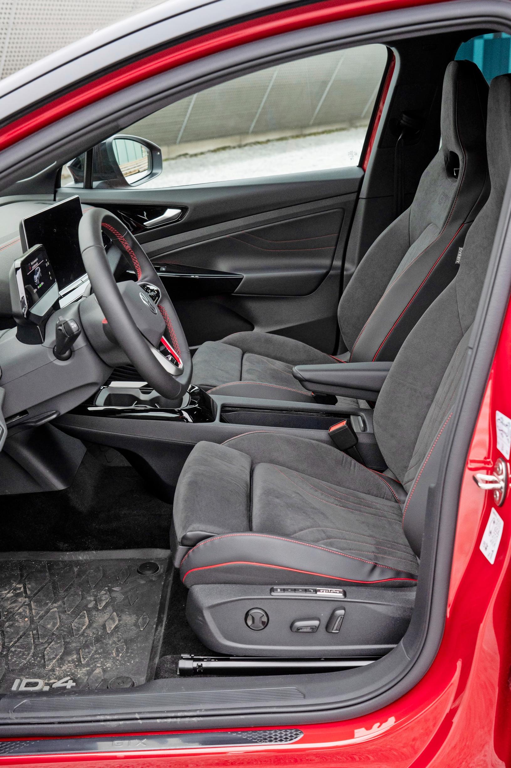 Volkswagen ID.4 GTX:n kookkailla sportti-istuimilla viihtyy pidemmänkin tovin.