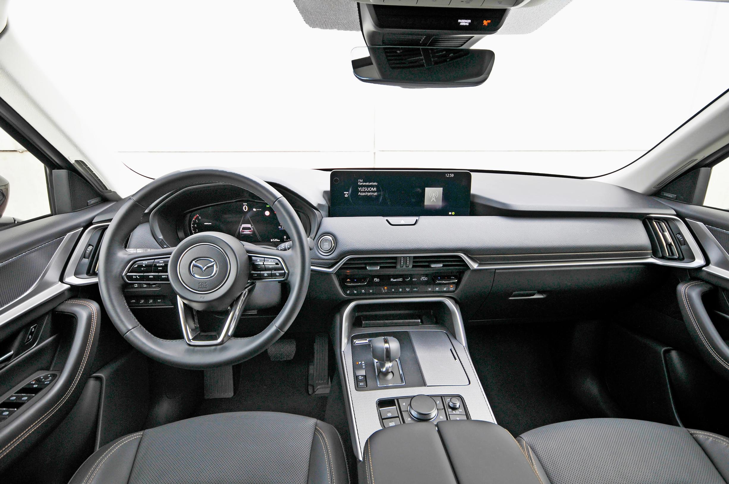 Mazda CX-60:n ohjaamoilme on laadukas, eikä muovisuutta tarvitse sietää sen enempää kuin kilpailijoissakaan.