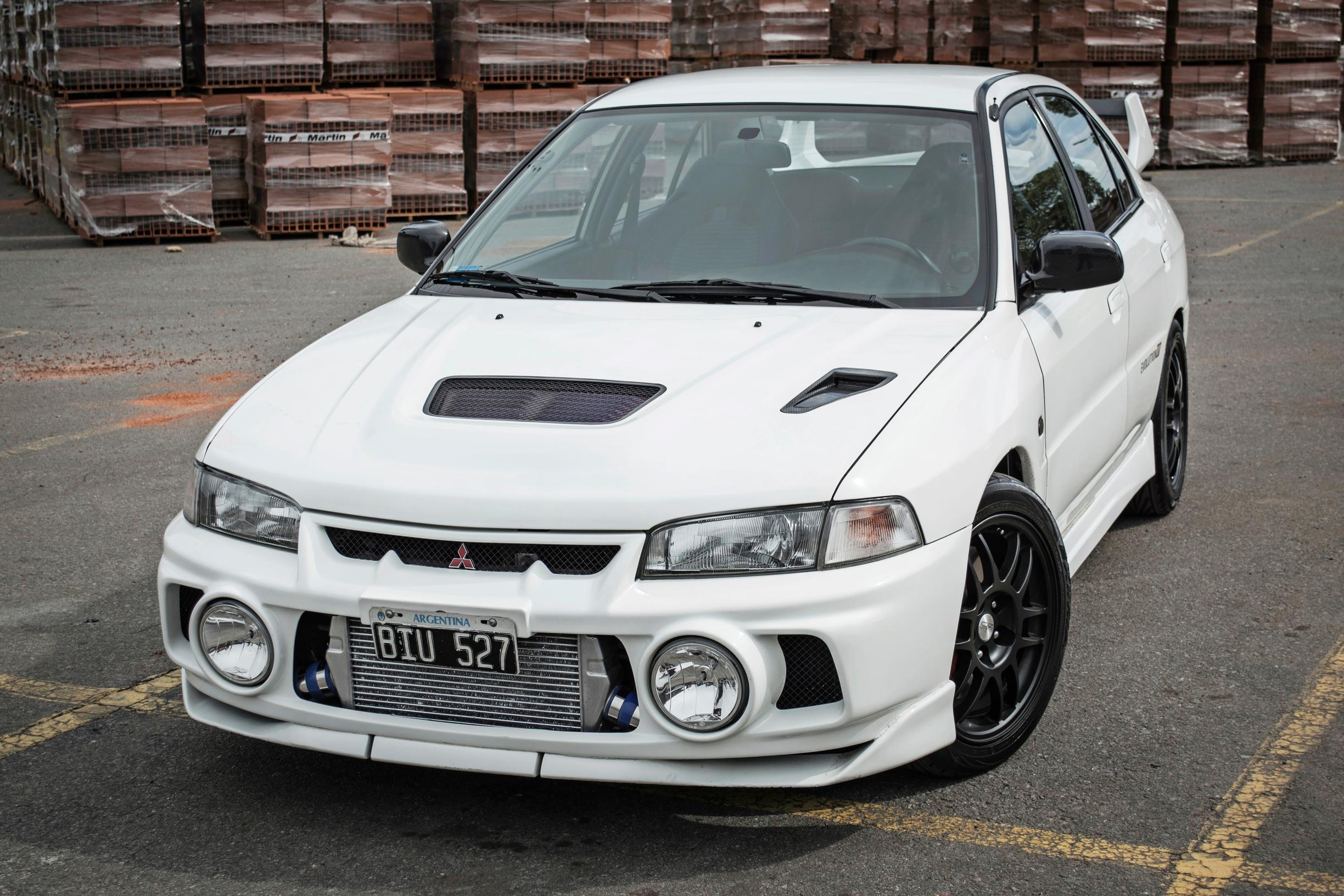 Mitsubishi Lancer. Lancer Evo oli omana aikanaan todella kova rallitykki. Kysykää vaikka Tommi Mäkiseltä.