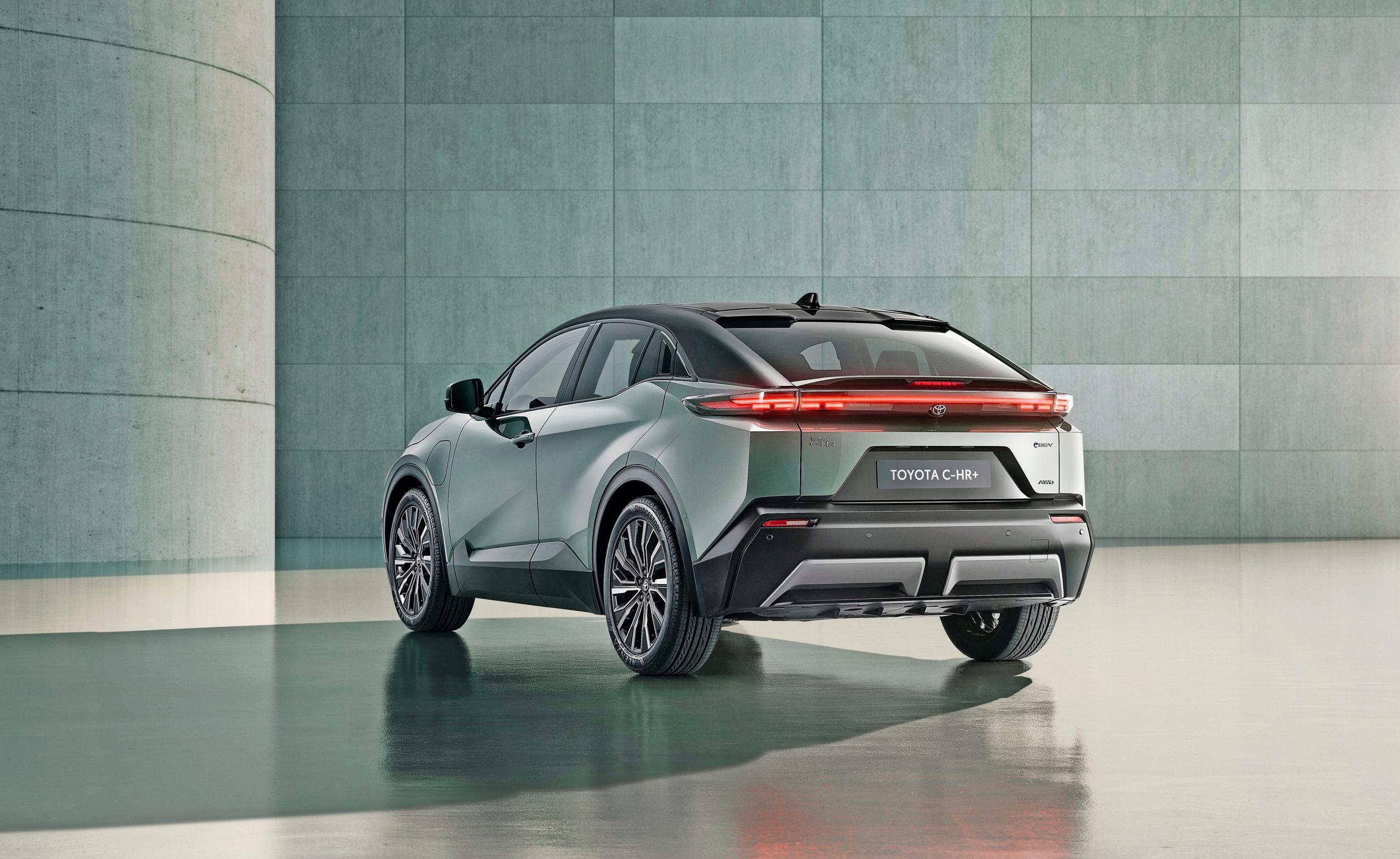 Uusi Toyota C-HR+ todistaa, että nyt Toyota tulee tosissaan sähköautojen markkinoille – ja panokset kovenevat 