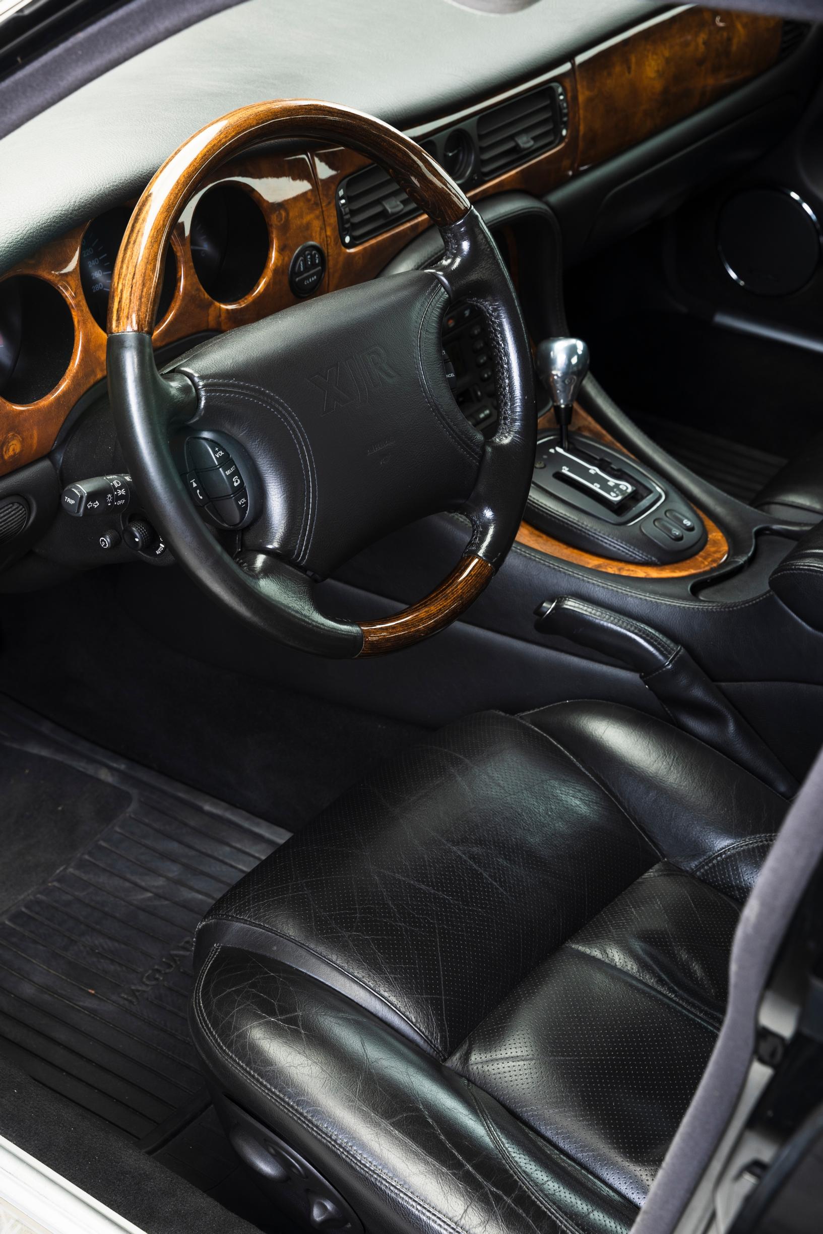 Jaguar XJR vm. 2000 etupenkki