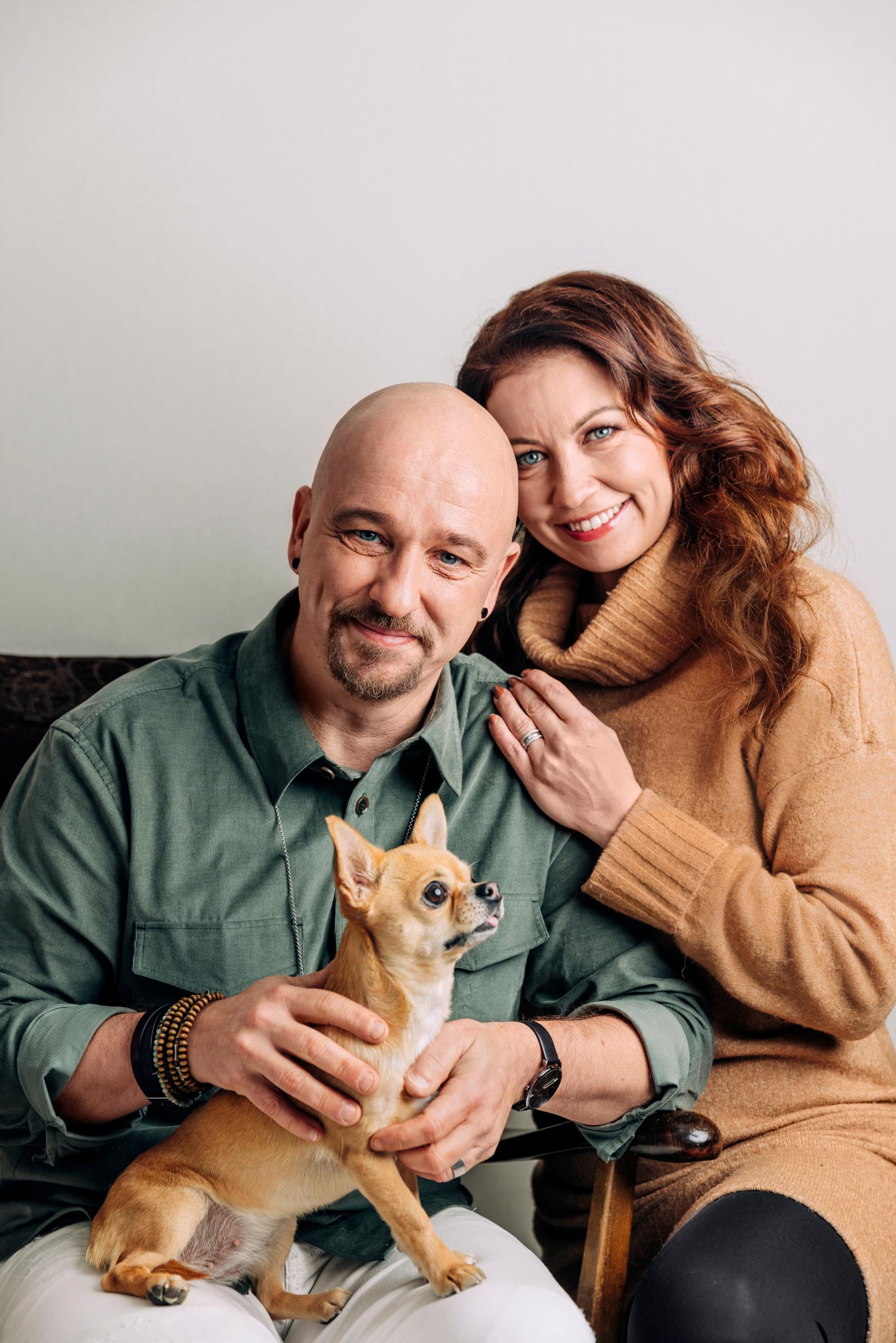 Sami ja Varpu Hintsanen ja perheen chihuahua.