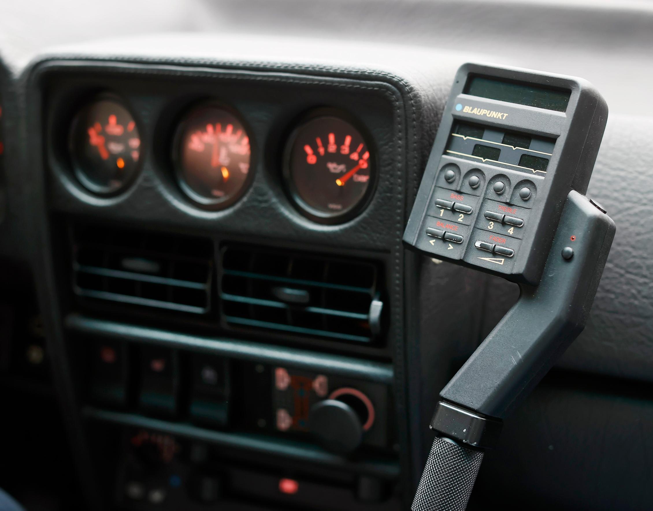 Audi Quattron radio sijaitsee ergonomisesti hankalassa paikassa.