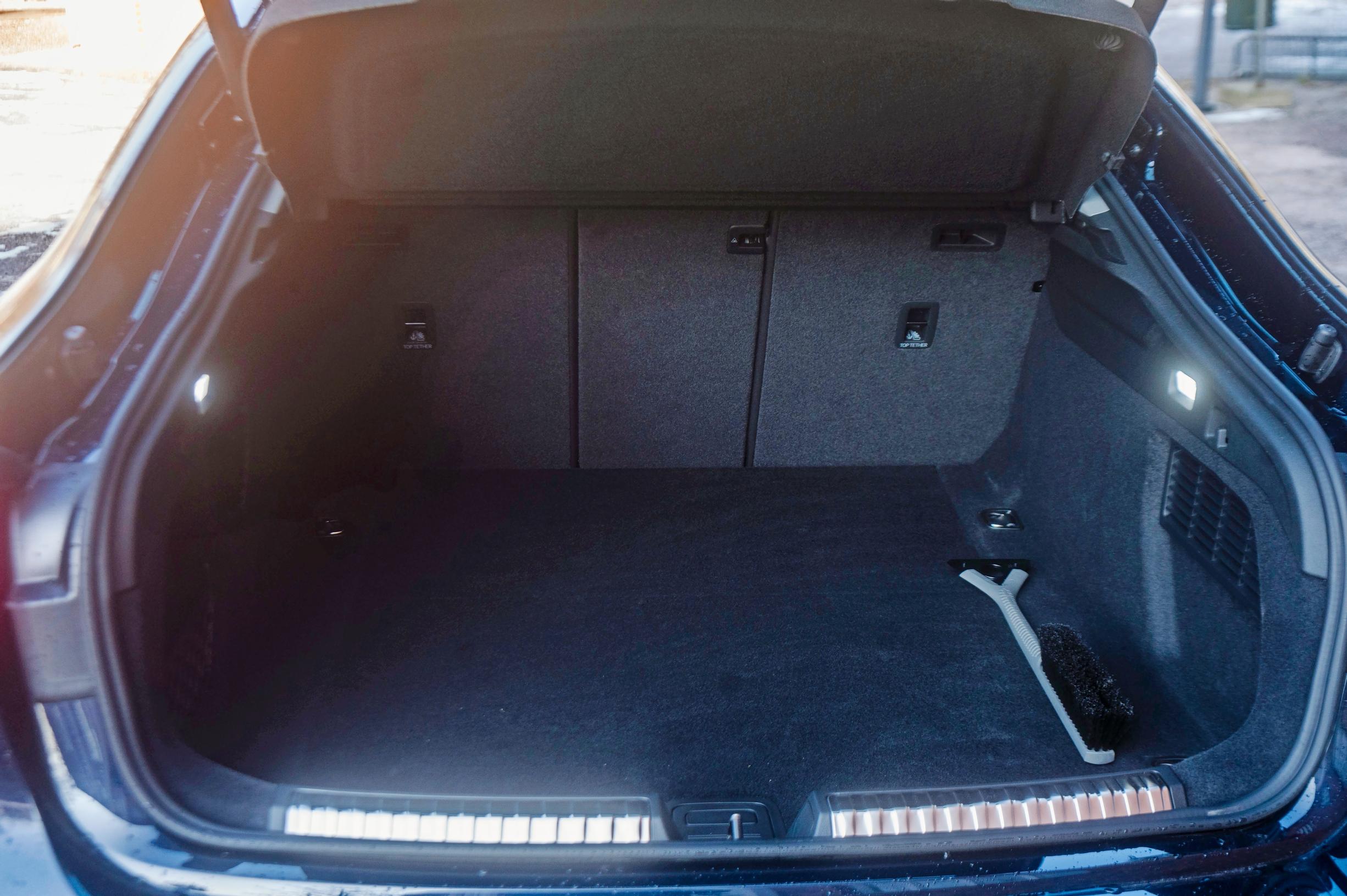 Audi A5:ssa tavaroiden kuormaaminen on helppoa, koska luukku on niin valtava.