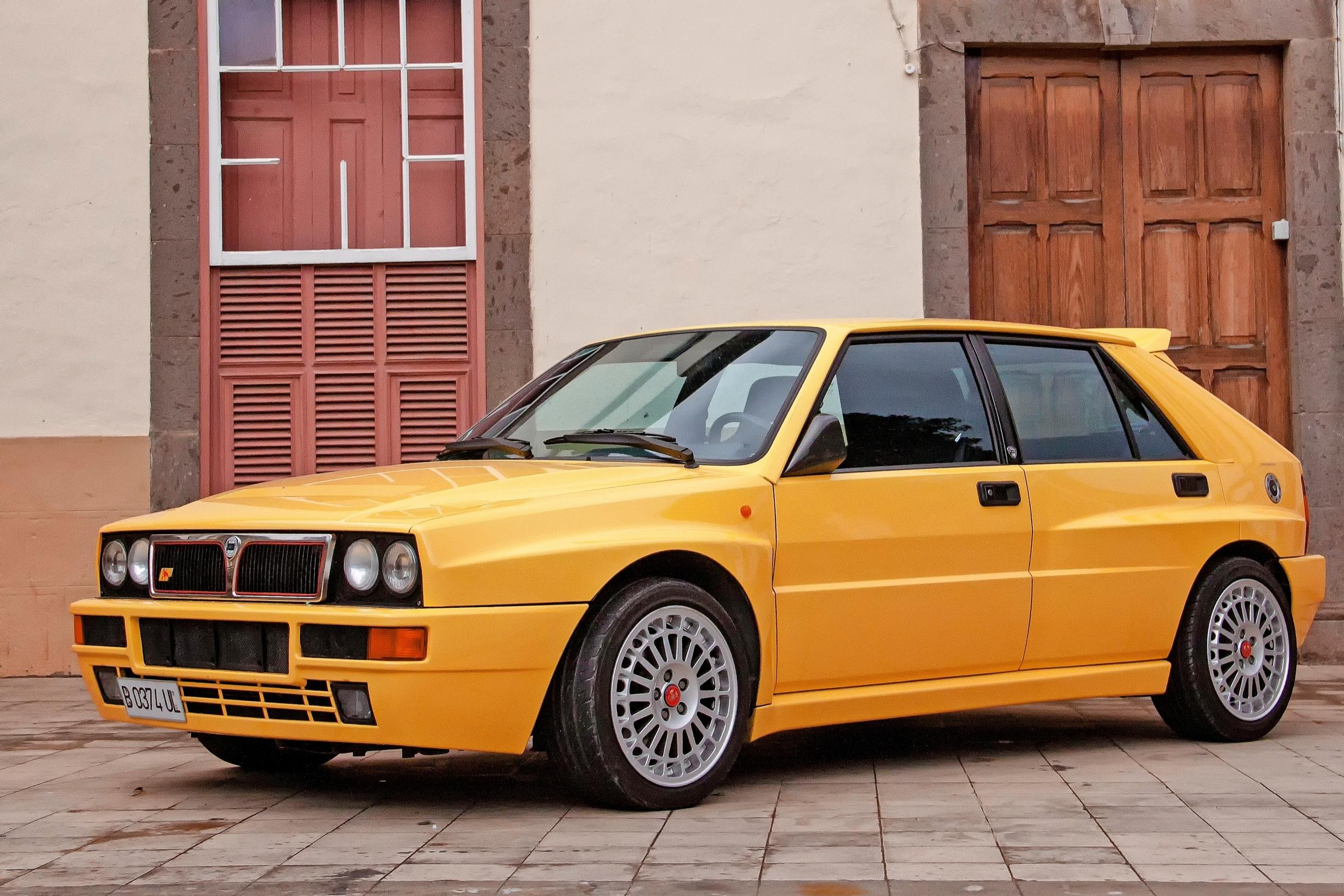 Lancia Delta. HF Integralen pohjalta rakennettiin ralliauto, jolla kisasi mm. Juha Kankkunen.
