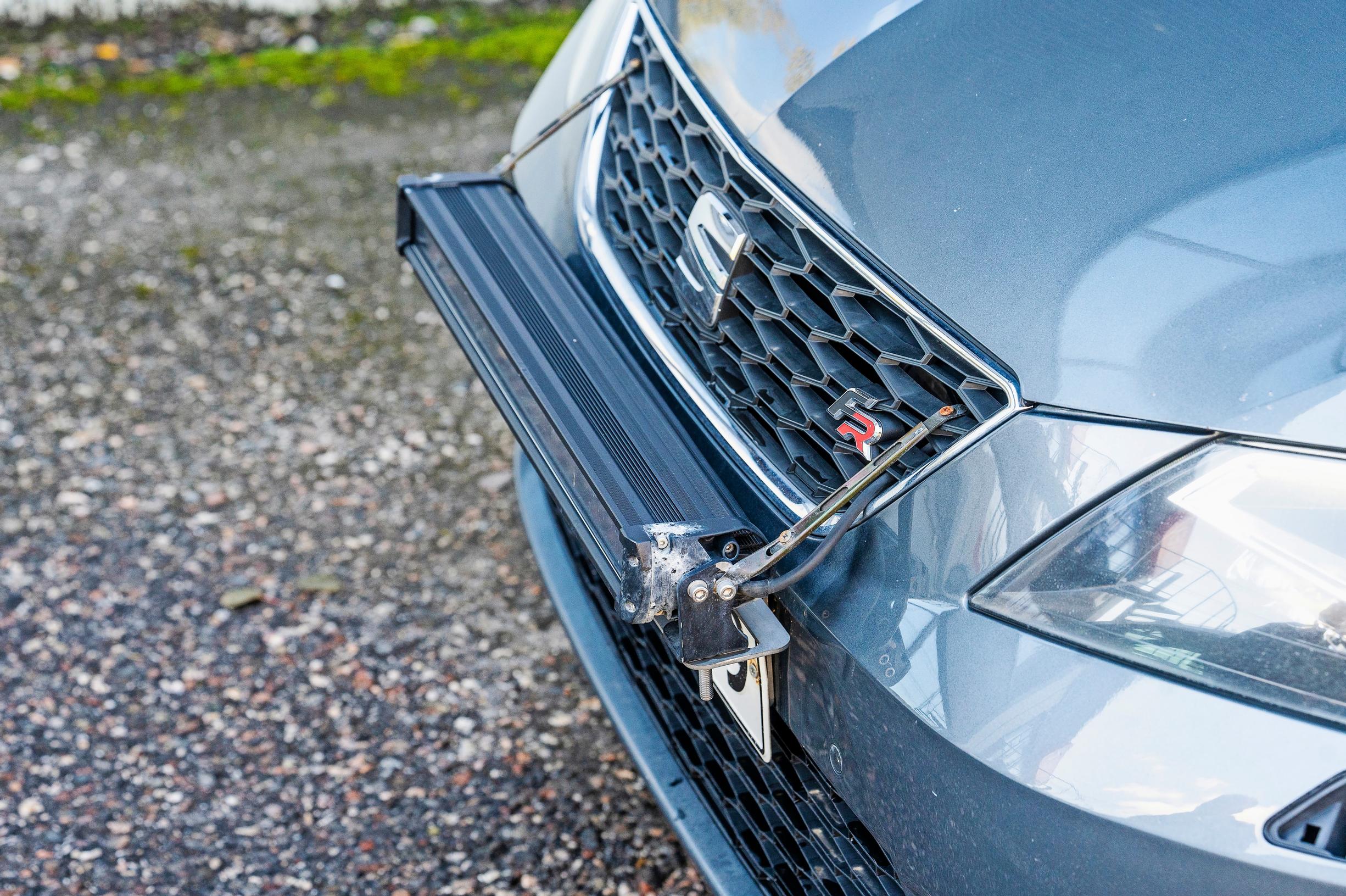 Seat Leon ST:n lisävalopatukan on asentanut paikoilleen varmaan joku kyläseppä. Järki käteen, ihmiset!