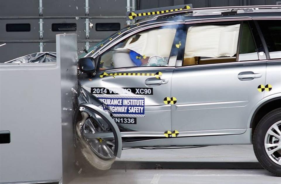 Какие машины безопасные. Краш тест Вольво xc90. Volvo xc90 краш тест. Volvo xc90 краш тест 2015. Volvo xc90 Safety.