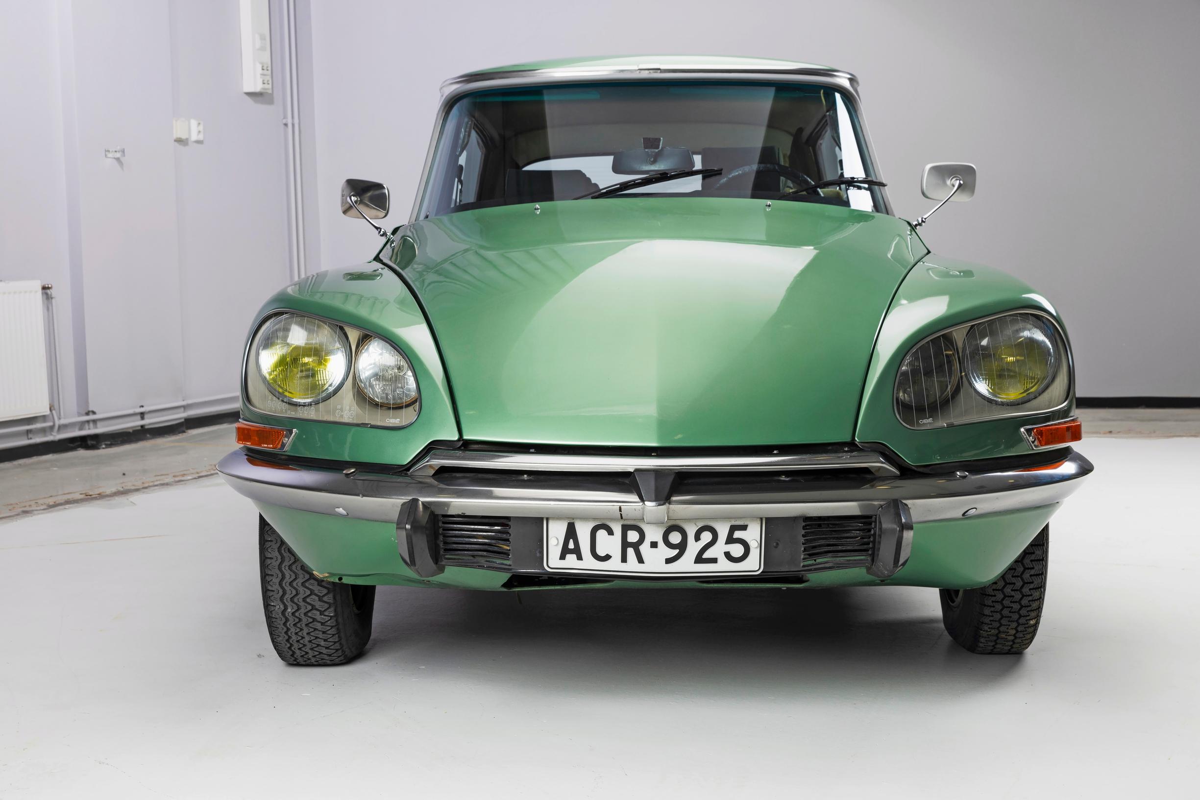 Citroën DS:n vuosimalli 1974 oli Citroën DS:n toiseksi viimeinen, ja keulaan oli tehty parannuksia.