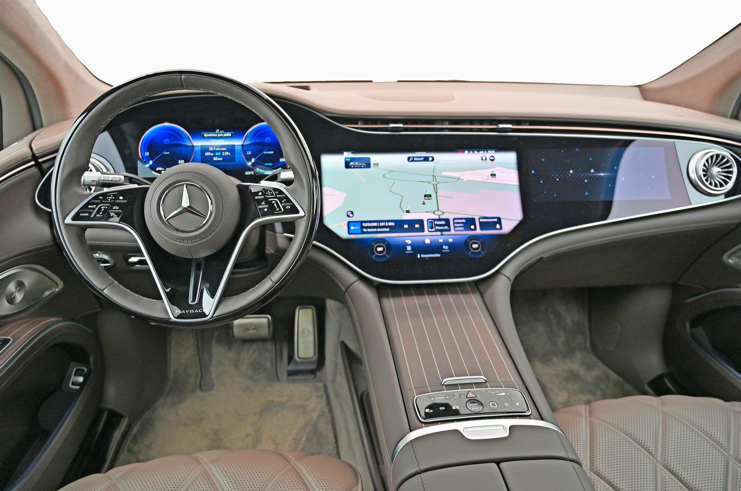 Maybach EQS 680 SUV:n luksusta tihkuvaa ohjaamoa hallitsee Mercedes-maailmasta tuttu, loistelias hyperscreen-näyttöpaneeli.