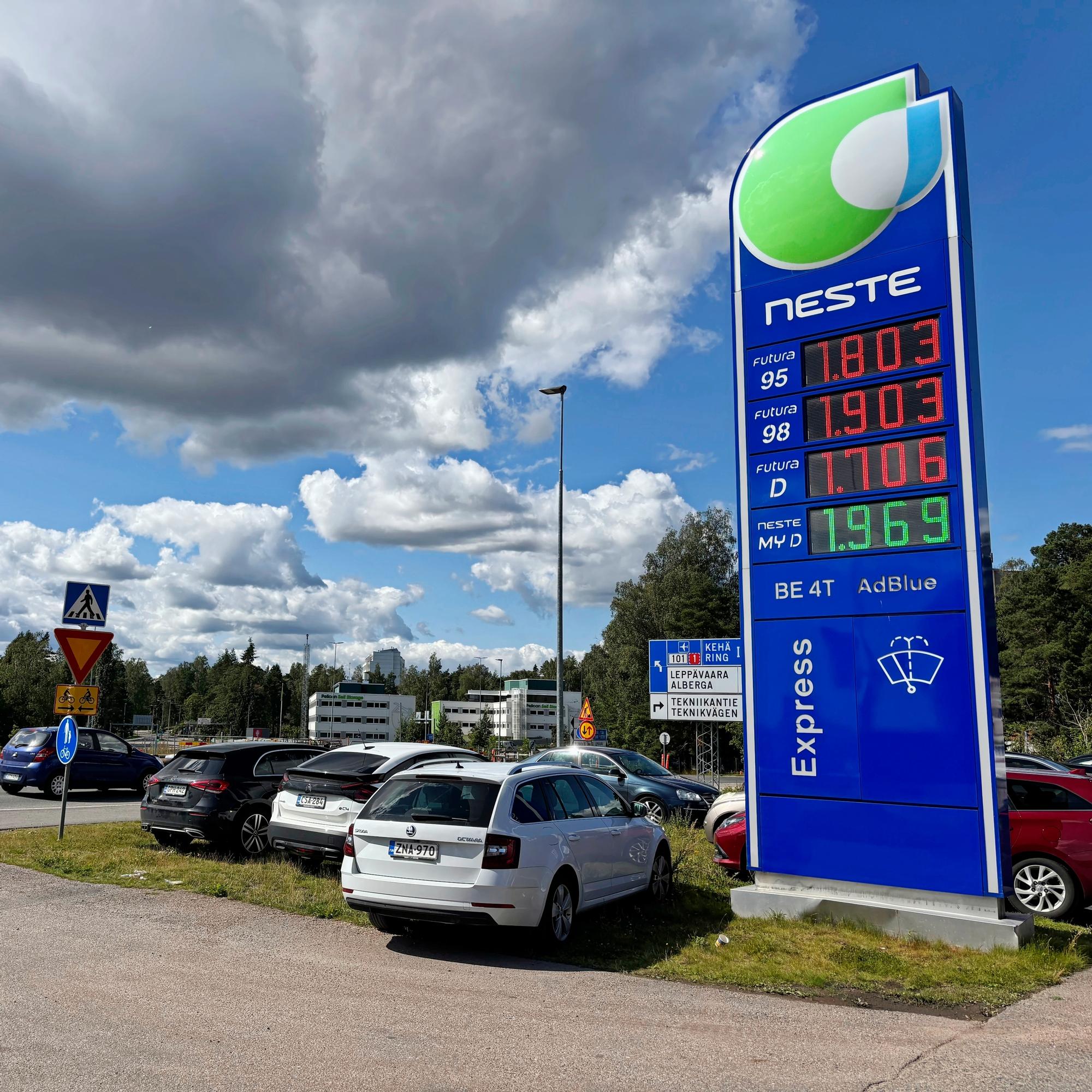 Tankkaatko uusiutuvaa dieseliä? Maksat turhasta – ”Voi tulla yllätyksenä, ettei kalliimpi uusiutuva polttoaine vähennäkään liikenteen kokonaispäästöjä”
