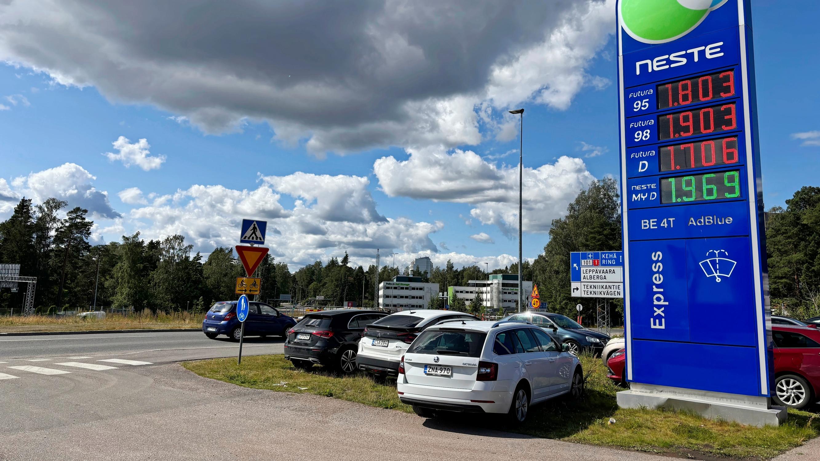Tankkaatko uusiutuvaa dieseliä? Maksat turhasta – ”Voi tulla yllätyksenä, ettei kalliimpi uusiutuva polttoaine vähennäkään liikenteen kokonaispäästöjä”