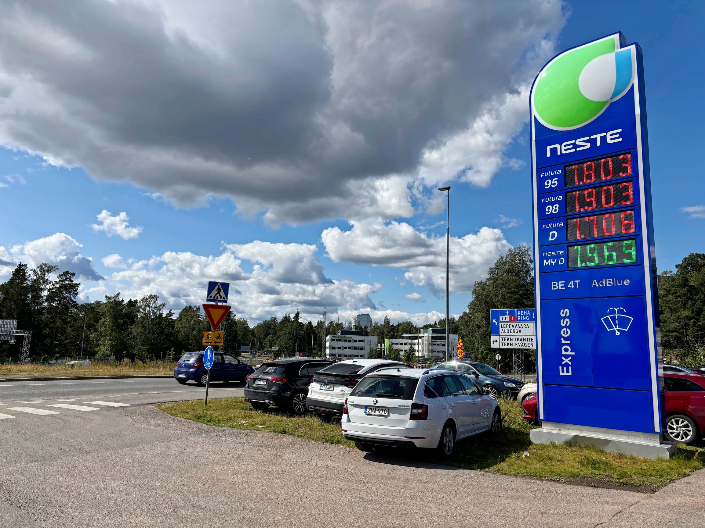 Tankkaatko uusiutuvaa dieseliä? Maksat turhasta – ”Voi tulla yllätyksenä, ettei kalliimpi uusiutuva polttoaine vähennäkään liikenteen kokonaispäästöjä”