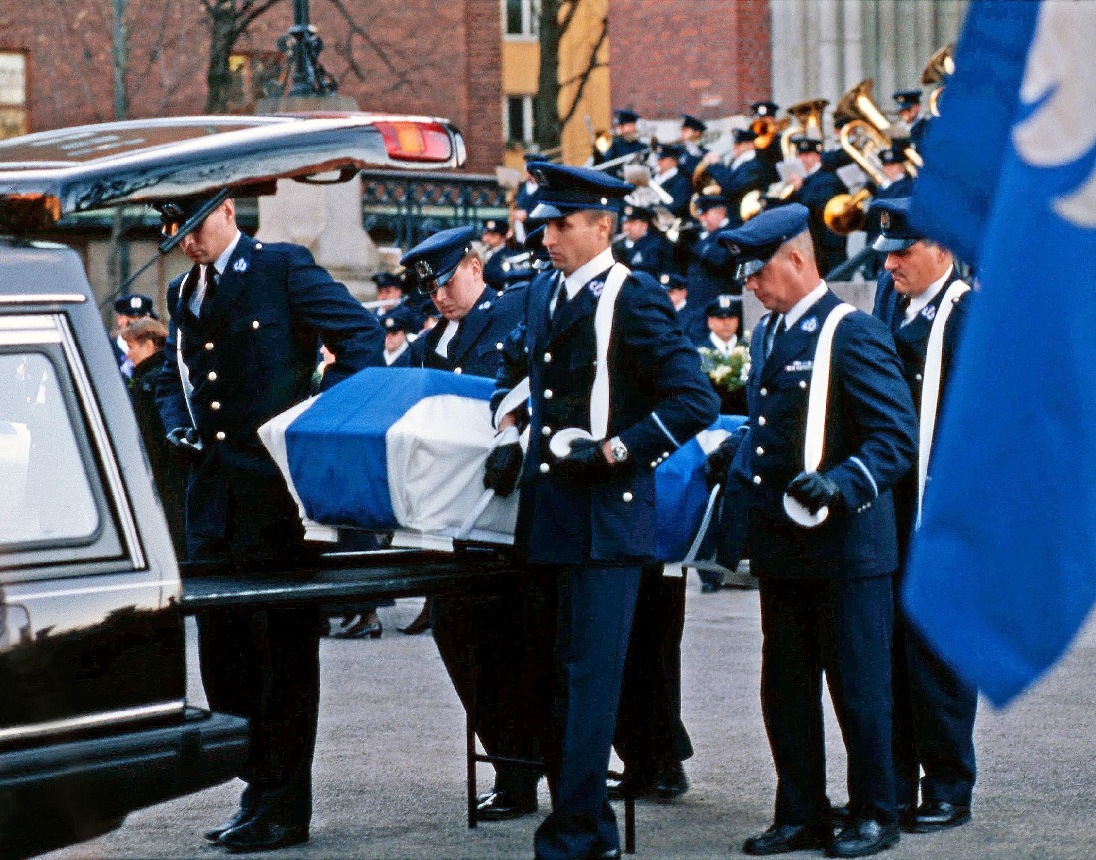 Christensenin surmaamien poliisien hautajaiset olivat suuri tapaus 1990-luvun Suomessa.