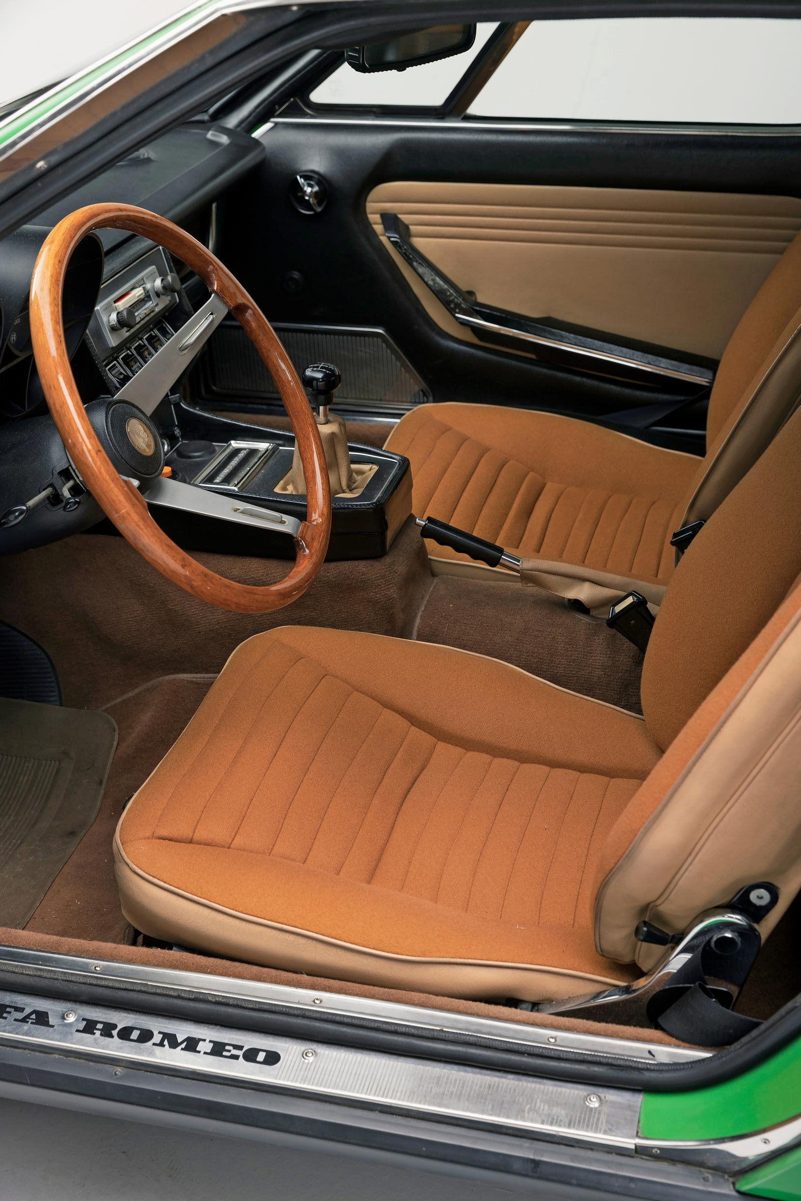 Alfa Romeo Montrealin ohjaamo on tyypillistä 1970-luvun Alfaa: kuljettajakeskeistä, tyylikästä – ja hieman ahdasta.